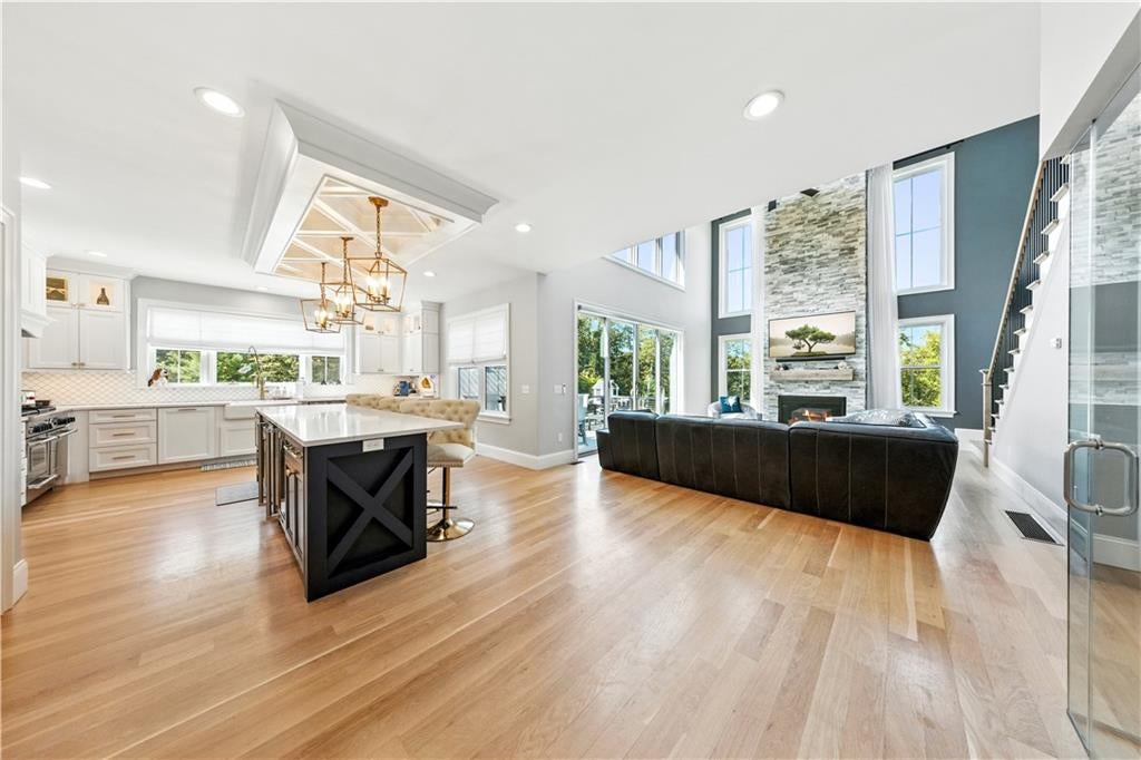 Smithfield, Rhode Island, 02917, United States, 4 Bedrooms Bedrooms, ,7 BathroomsBathrooms,Residential,Active,1944274