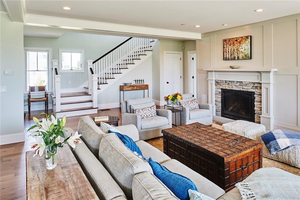 East Greenwich, Rhode Island, 02818, United States, 4 Bedrooms Bedrooms, ,3 BathroomsBathrooms,Residential,Active,1985576