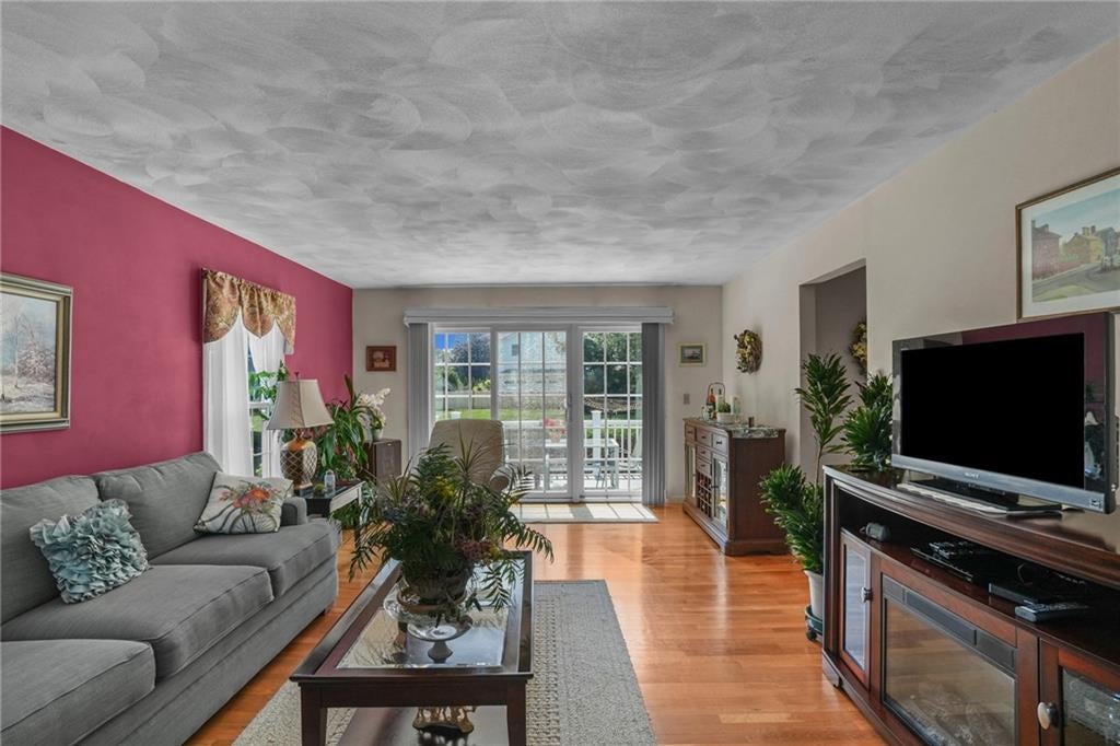 Portsmouth, Rhode Island, 02871, United States, 4 Bedrooms Bedrooms, ,3 BathroomsBathrooms,Residential,Active,1904703