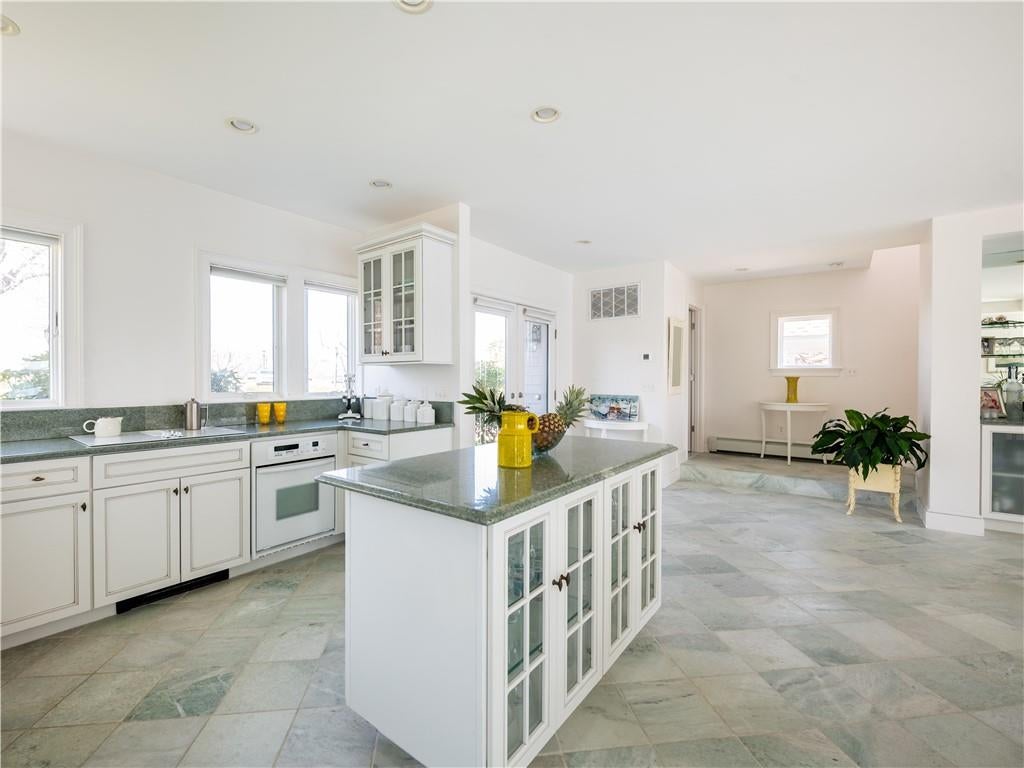 Newport, Rhode Island, 02840, United States, ,3 BathroomsBathrooms,Residential,Active,1790147