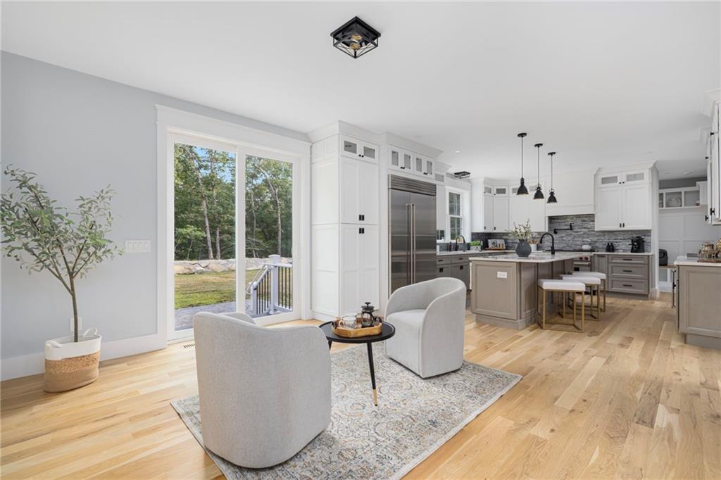 East Greenwich, Rhode Island, 02818, United States, 5 Bedrooms Bedrooms, ,4 BathroomsBathrooms,Residential,Active,1993976