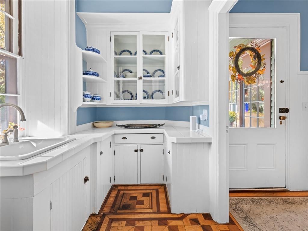 Warwick, Rhode Island, 02818, United States, 5 Bedrooms Bedrooms, ,4 BathroomsBathrooms,Residential,Active,2006818