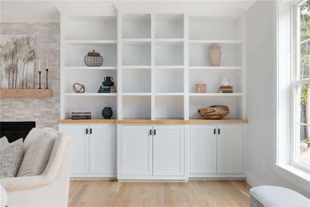 East Greenwich, Rhode Island, 02818, United States, 5 Bedrooms Bedrooms, ,4 BathroomsBathrooms,Residential,Active,1993976