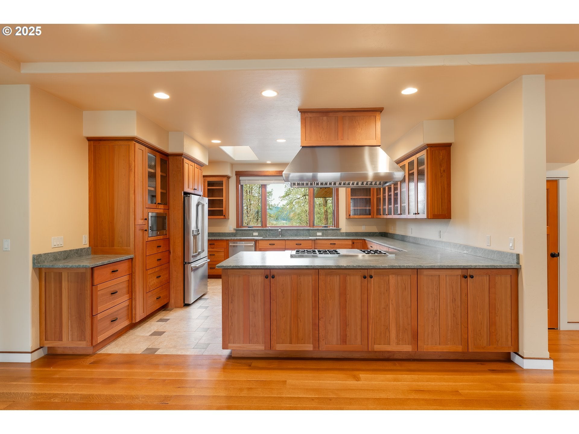 Roseburg, Oregon, 97471, United States, 3 Bedrooms Bedrooms, ,4 BathroomsBathrooms,Residential,Active,1941136