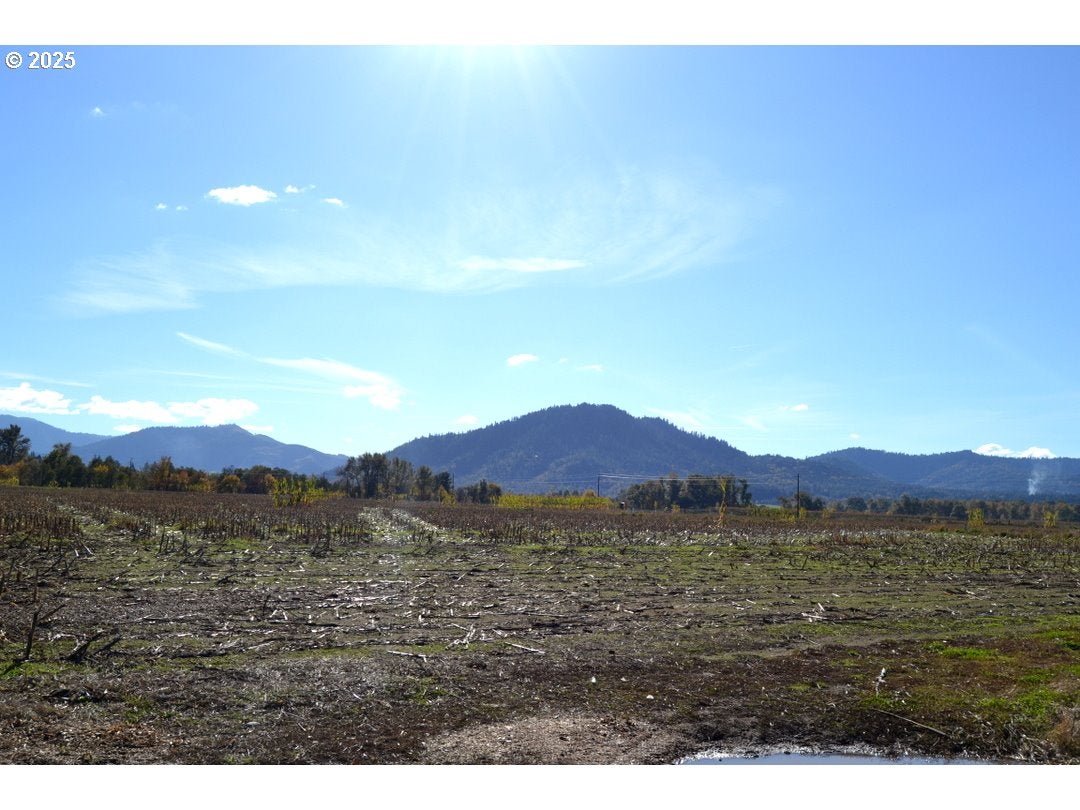 Grants Pass, Oregon, 97526, United States, 4 Bedrooms Bedrooms, ,2 BathroomsBathrooms,Residential,Active,1973321