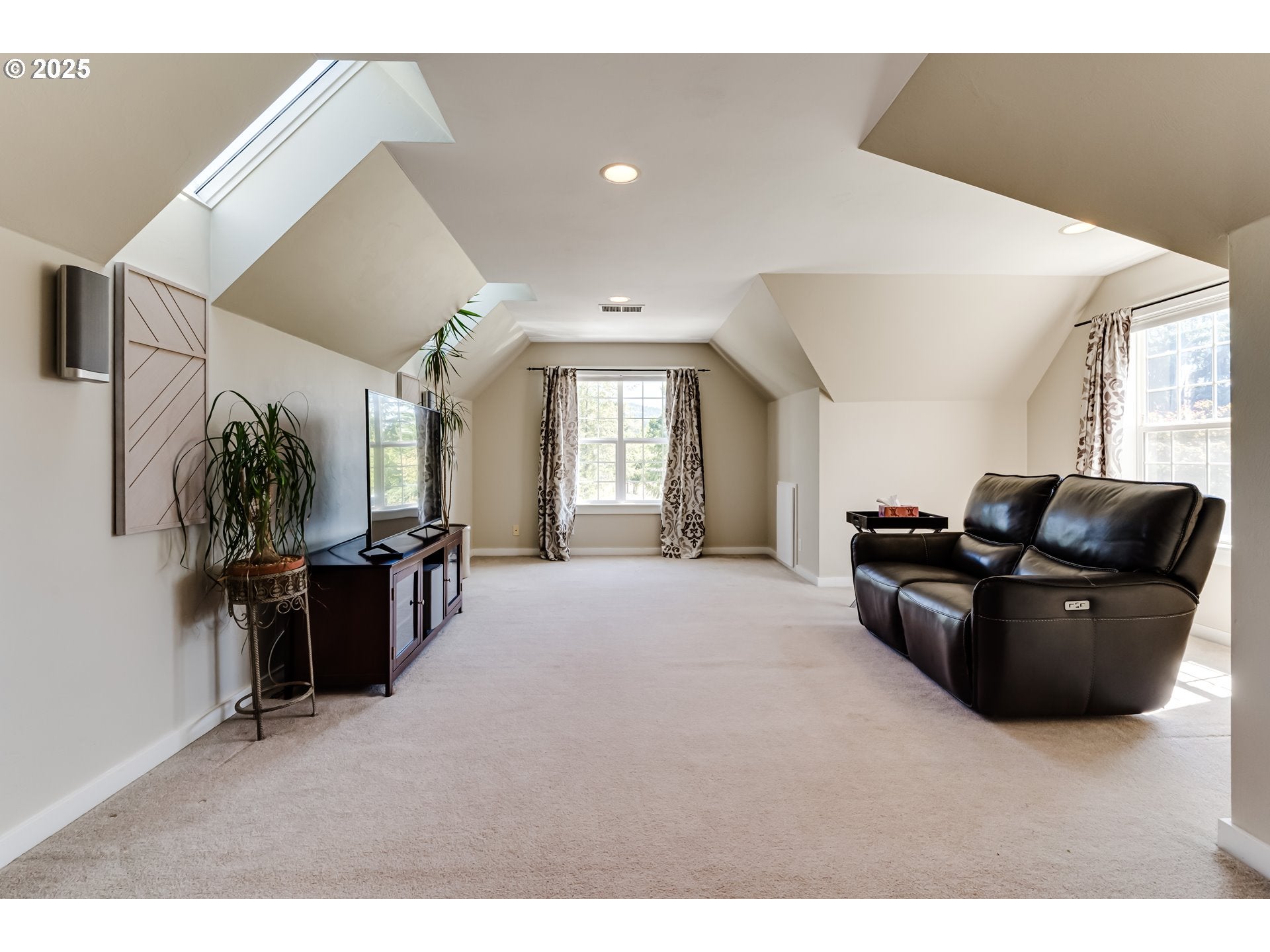 Springfield, Oregon, 97478, United States, 4 Bedrooms Bedrooms, ,3 BathroomsBathrooms,Residential,Active,1904190