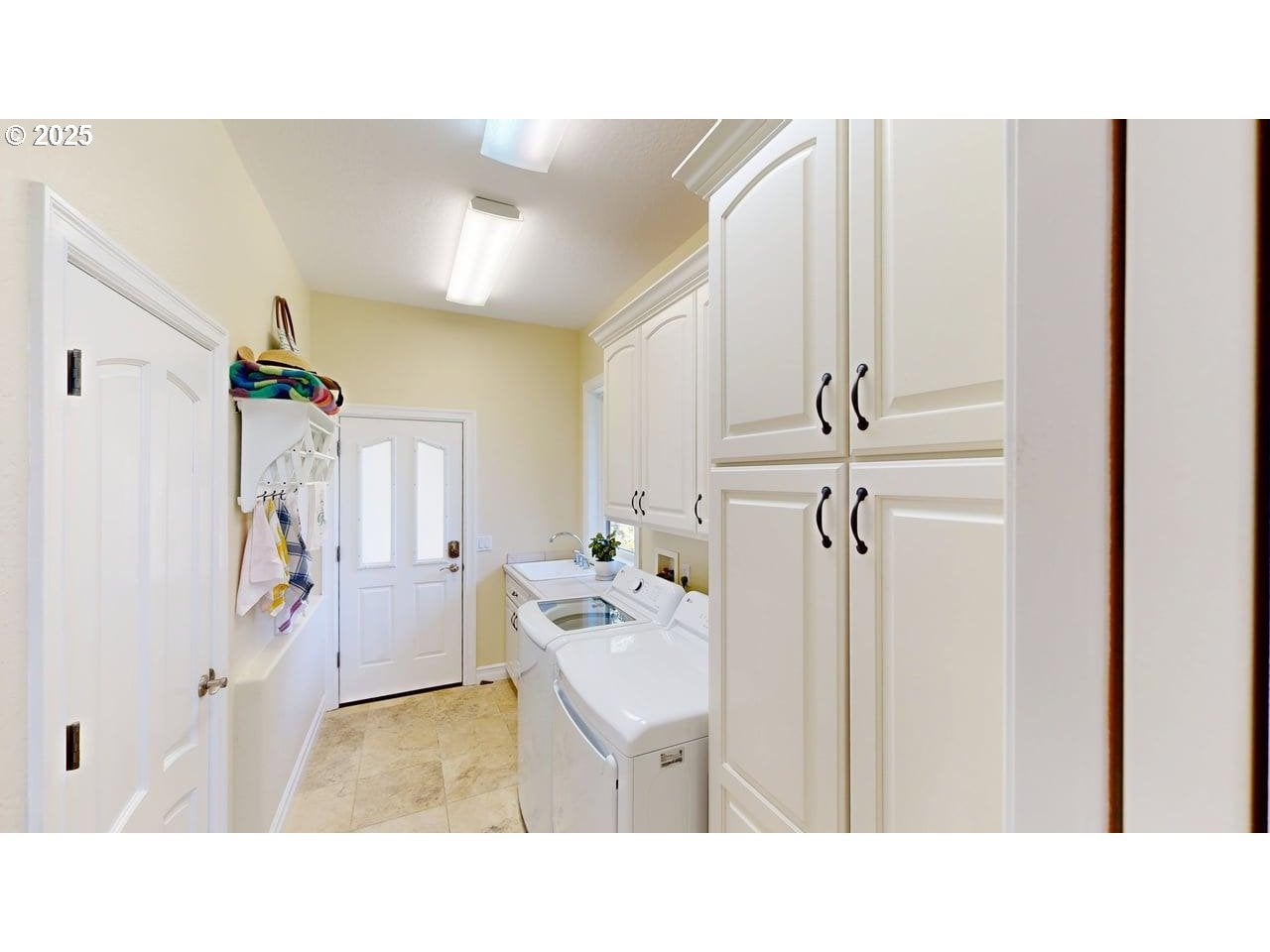 Brookings, Oregon, 97415, United States, 3 Bedrooms Bedrooms, ,4 BathroomsBathrooms,Residential,Active,1773505