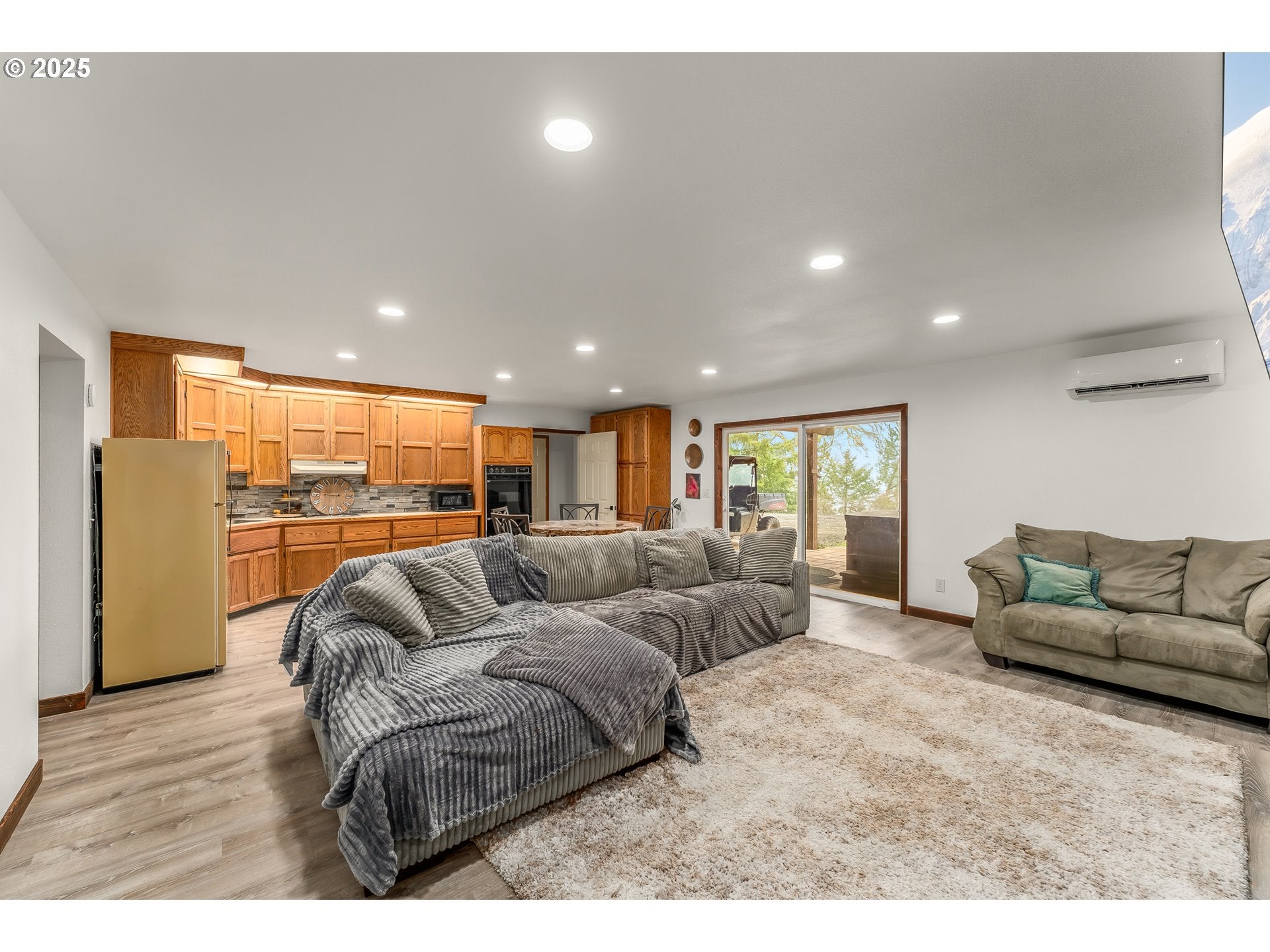 Roseburg, Oregon, 97470, United States, 4 Bedrooms Bedrooms, ,3 BathroomsBathrooms,Residential,Active,1701656