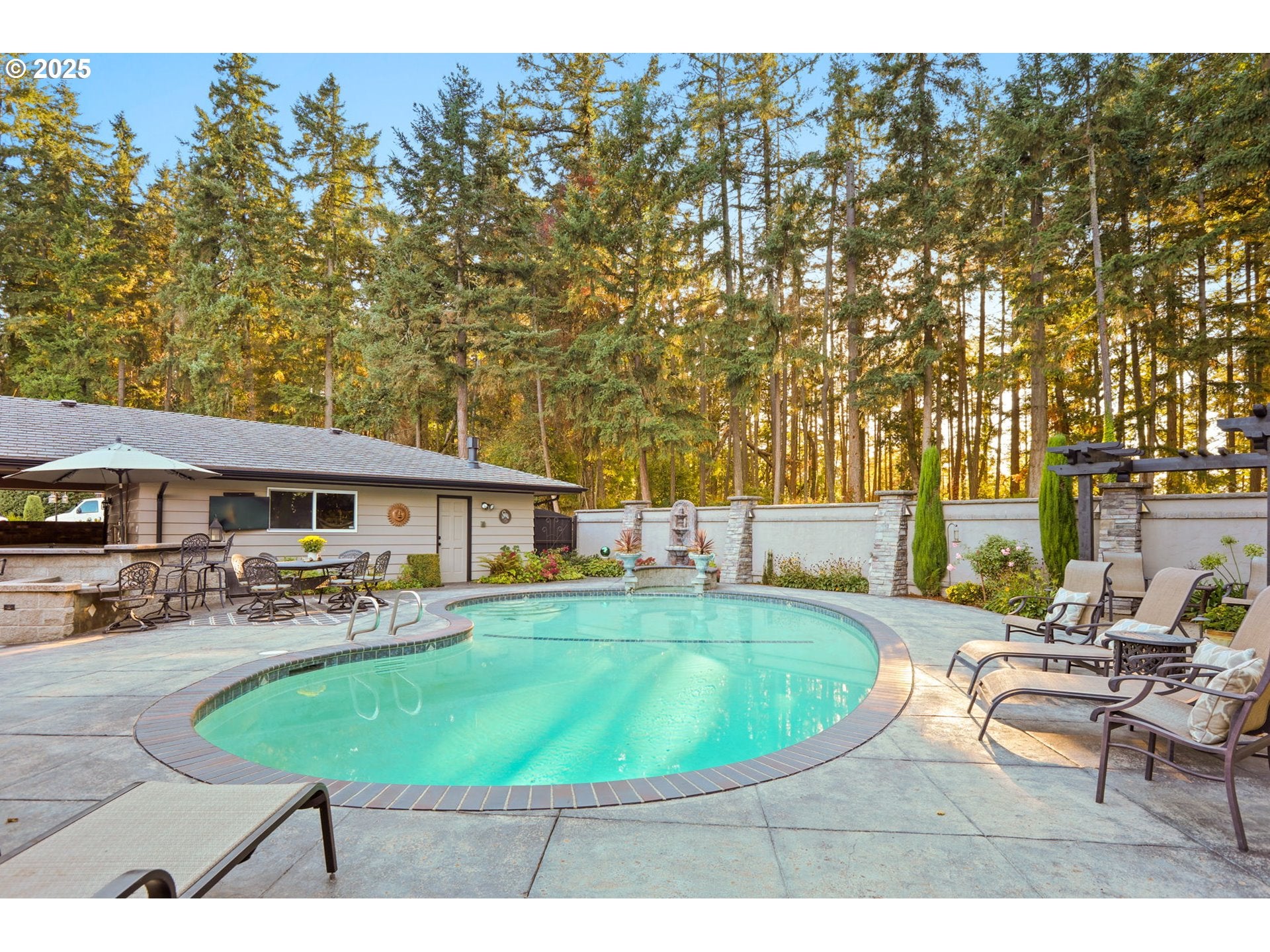 Eugene, Oregon, 97405, United States, 5 Bedrooms Bedrooms, ,4 BathroomsBathrooms,Residential,Active,1964513