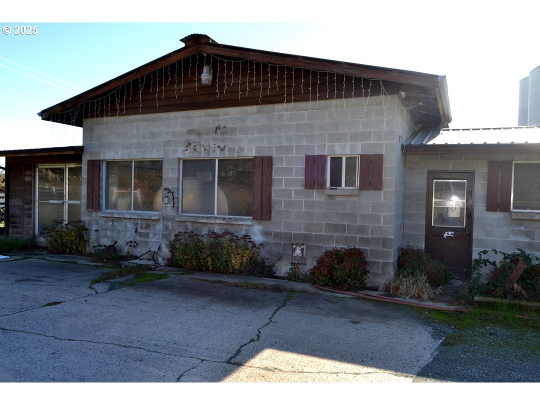 Grants Pass, Oregon, 97526, United States, 4 Bedrooms Bedrooms, ,2 BathroomsBathrooms,Residential,Active,1973321