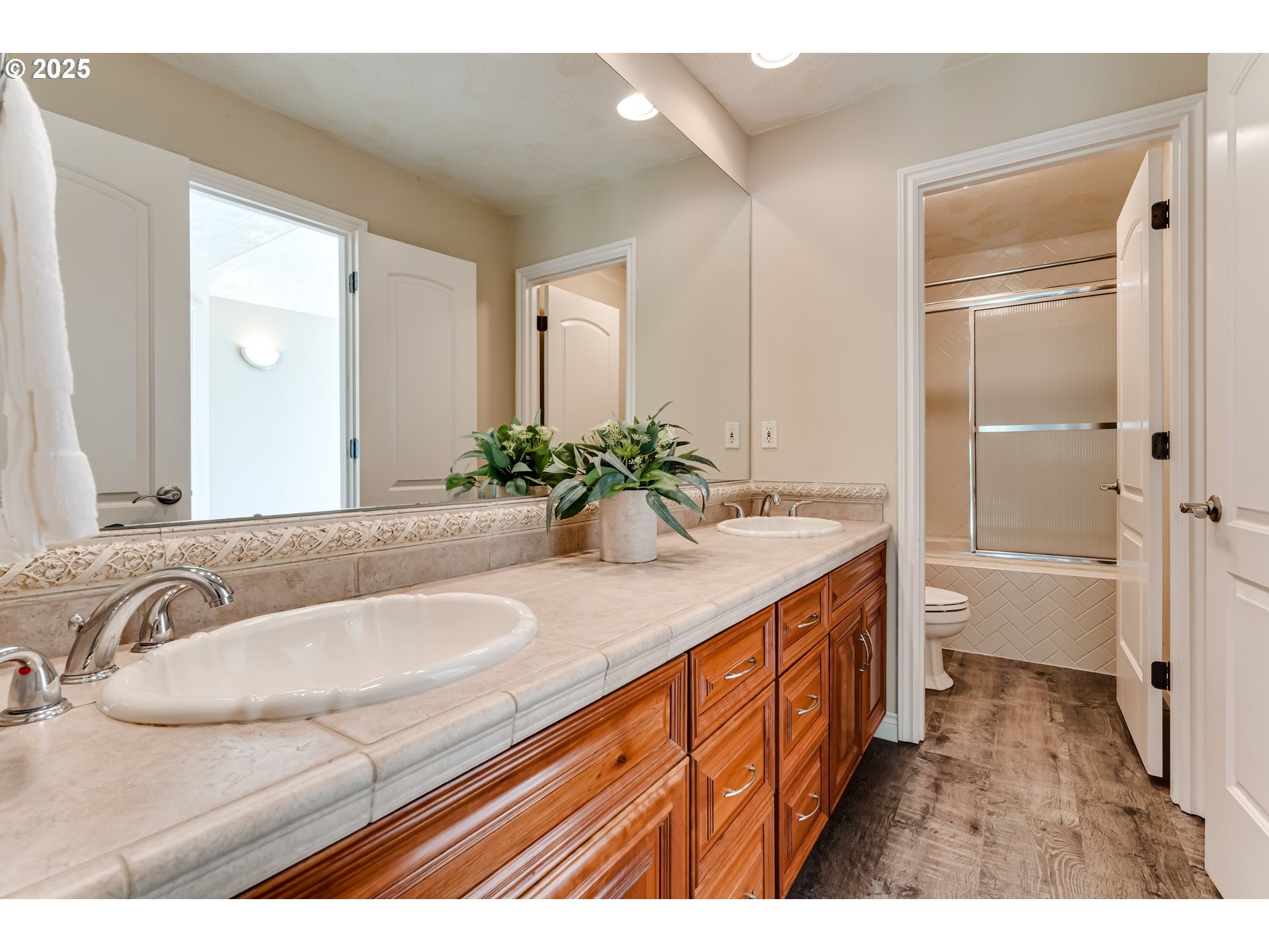 Eugene, Oregon, 97401, United States, 4 Bedrooms Bedrooms, ,4 BathroomsBathrooms,Residential,Active,1886816