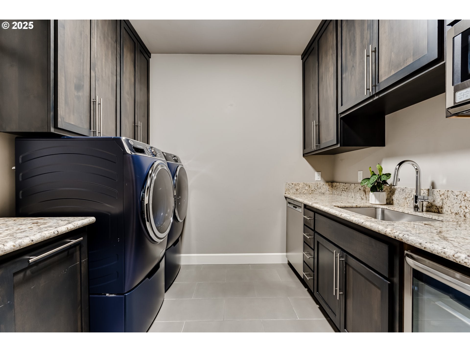 Eugene, Oregon, 97405, United States, ,5 BathroomsBathrooms,Residential,Active,1899898