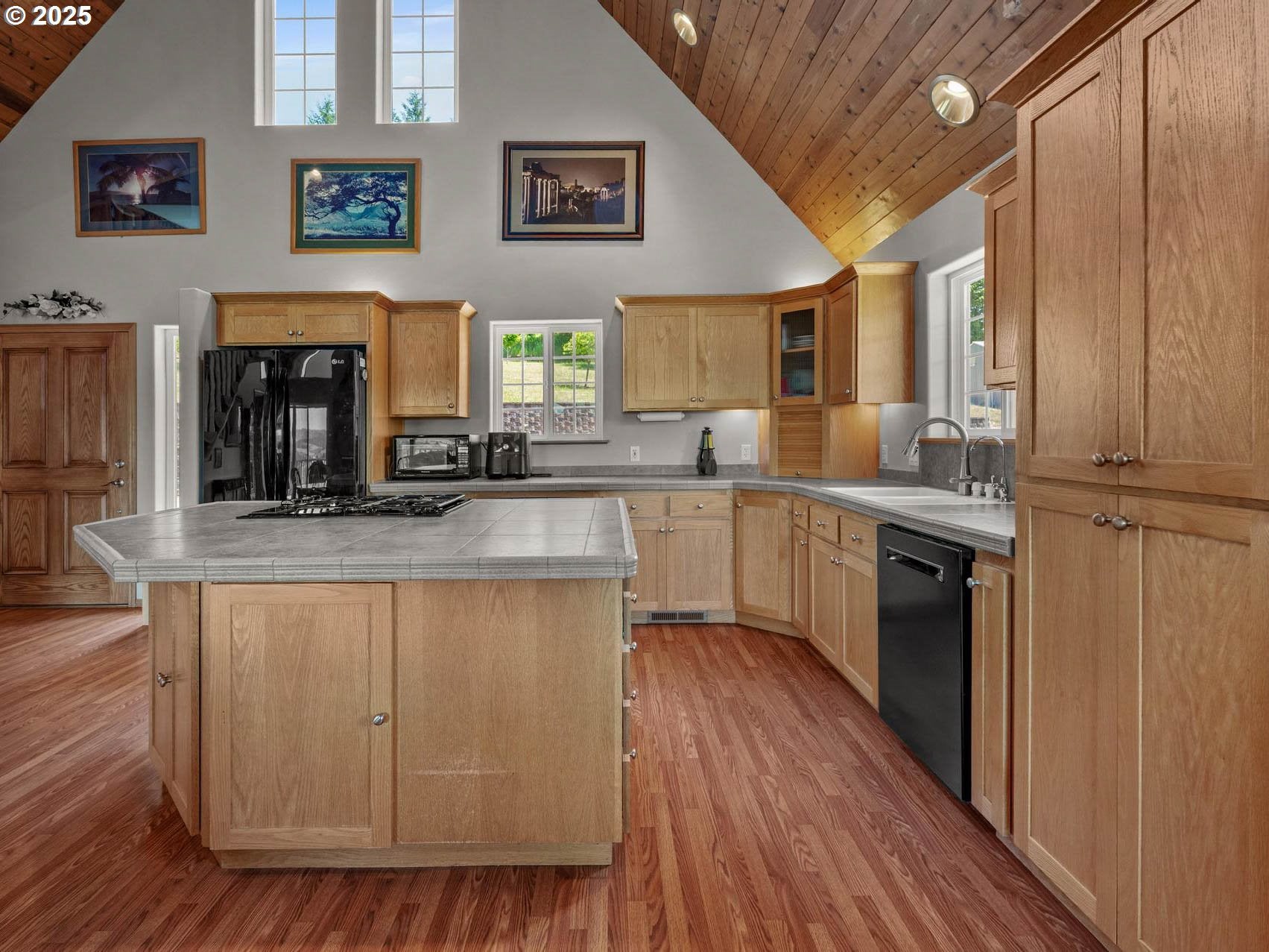 Gaston, Oregon, 97119, United States, 2 Bedrooms Bedrooms, ,3 BathroomsBathrooms,Residential,Active,1860287