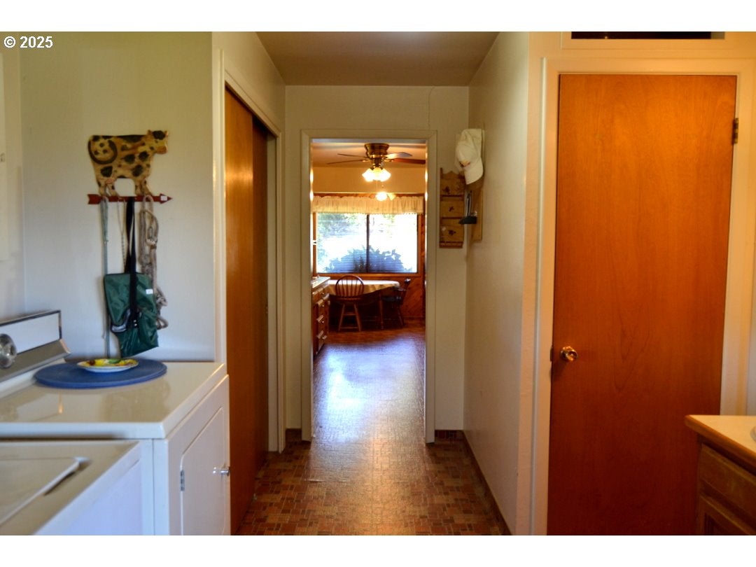 Grants Pass, Oregon, 97526, United States, 4 Bedrooms Bedrooms, ,2 BathroomsBathrooms,Residential,Active,1973321