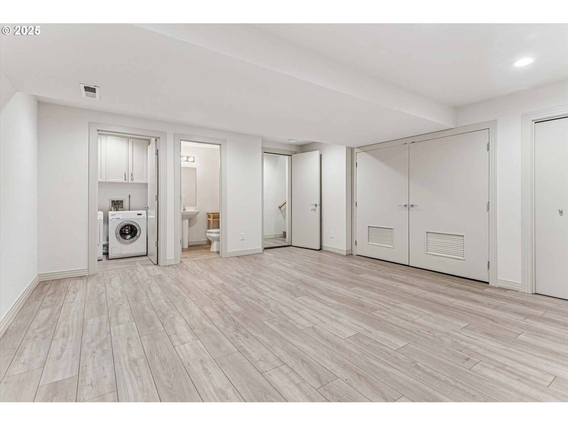 Lake Oswego, Oregon, 97034, United States, 4 Bedrooms Bedrooms, ,5 BathroomsBathrooms,Residential,Active,1914922