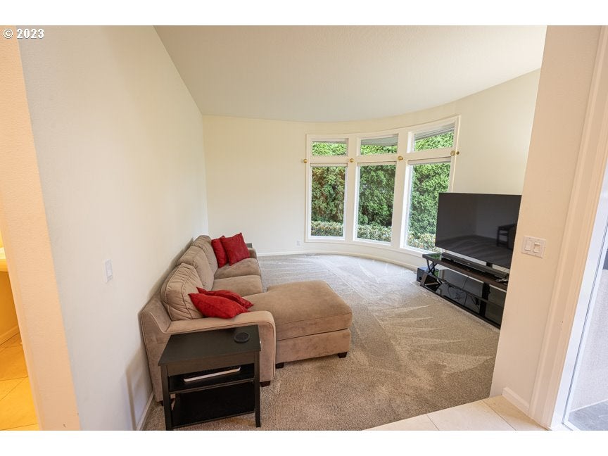 Eugene, Oregon, 97401, United States, 5 Bedrooms Bedrooms, ,5 BathroomsBathrooms,Residential,Active,1986881