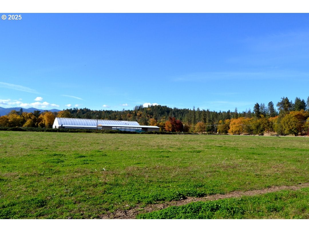Grants Pass, Oregon, 97526, United States, 4 Bedrooms Bedrooms, ,2 BathroomsBathrooms,Residential,Active,1973321