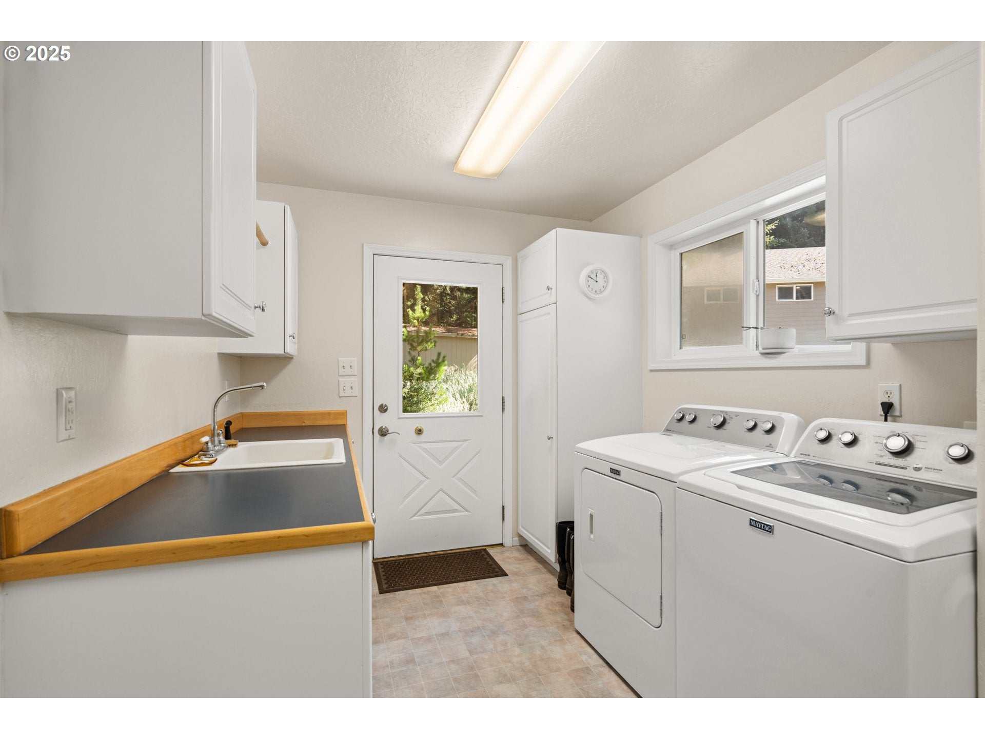 Gold Beach, Oregon, 97444, United States, 5 Bedrooms Bedrooms, ,4 BathroomsBathrooms,Residential,Active,2000208