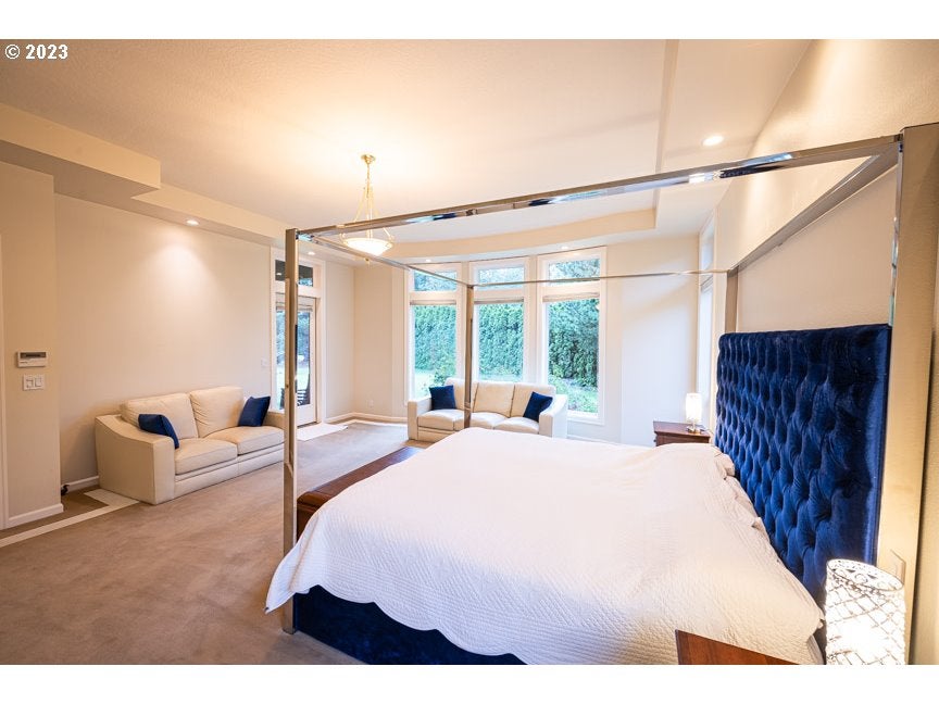 Eugene, Oregon, 97401, United States, 5 Bedrooms Bedrooms, ,5 BathroomsBathrooms,Residential,Active,1986881