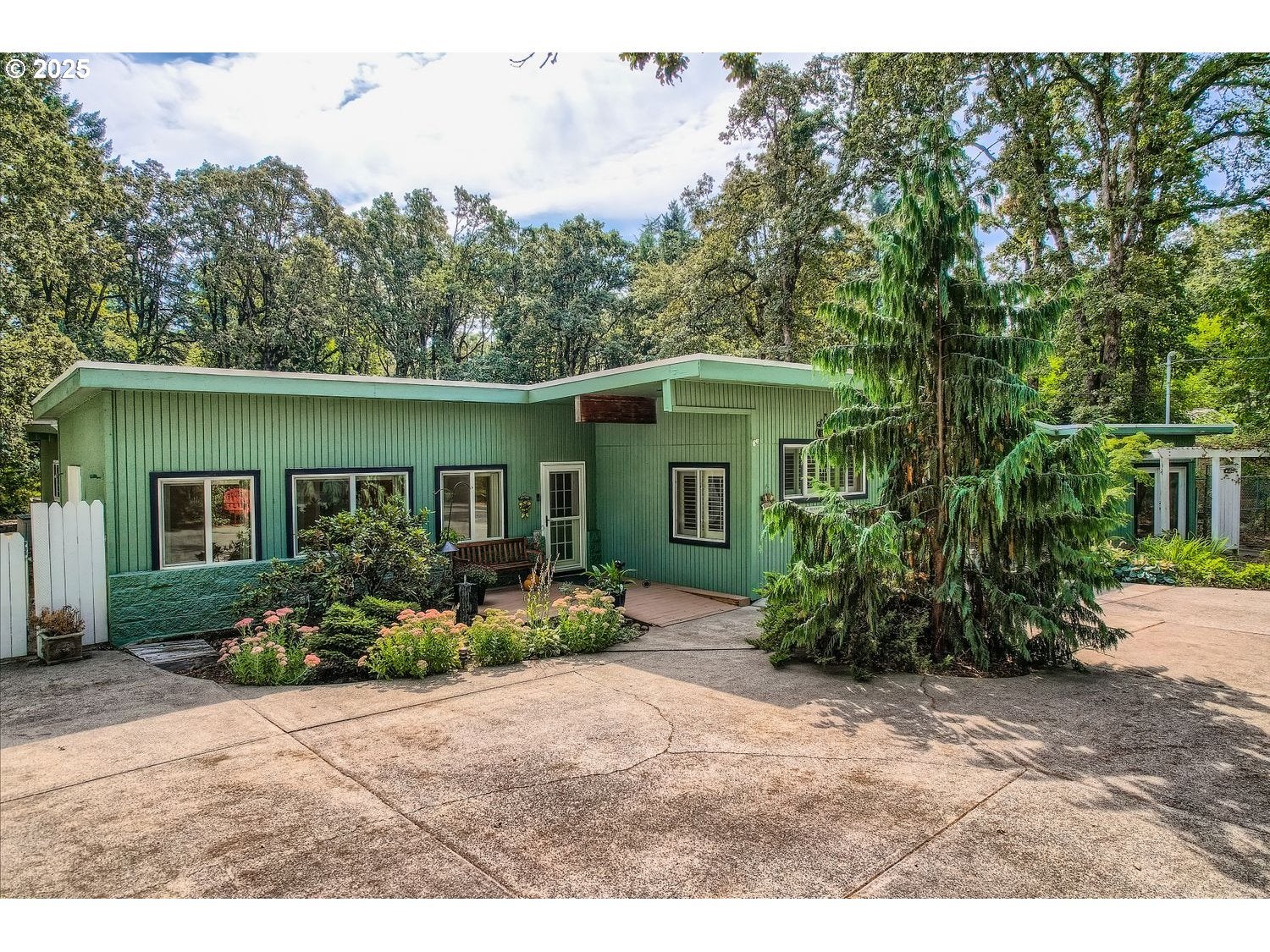 Milwaukie, Oregon, 97267, United States, 6 Bedrooms Bedrooms, ,4 BathroomsBathrooms,Residential,Active,1943802