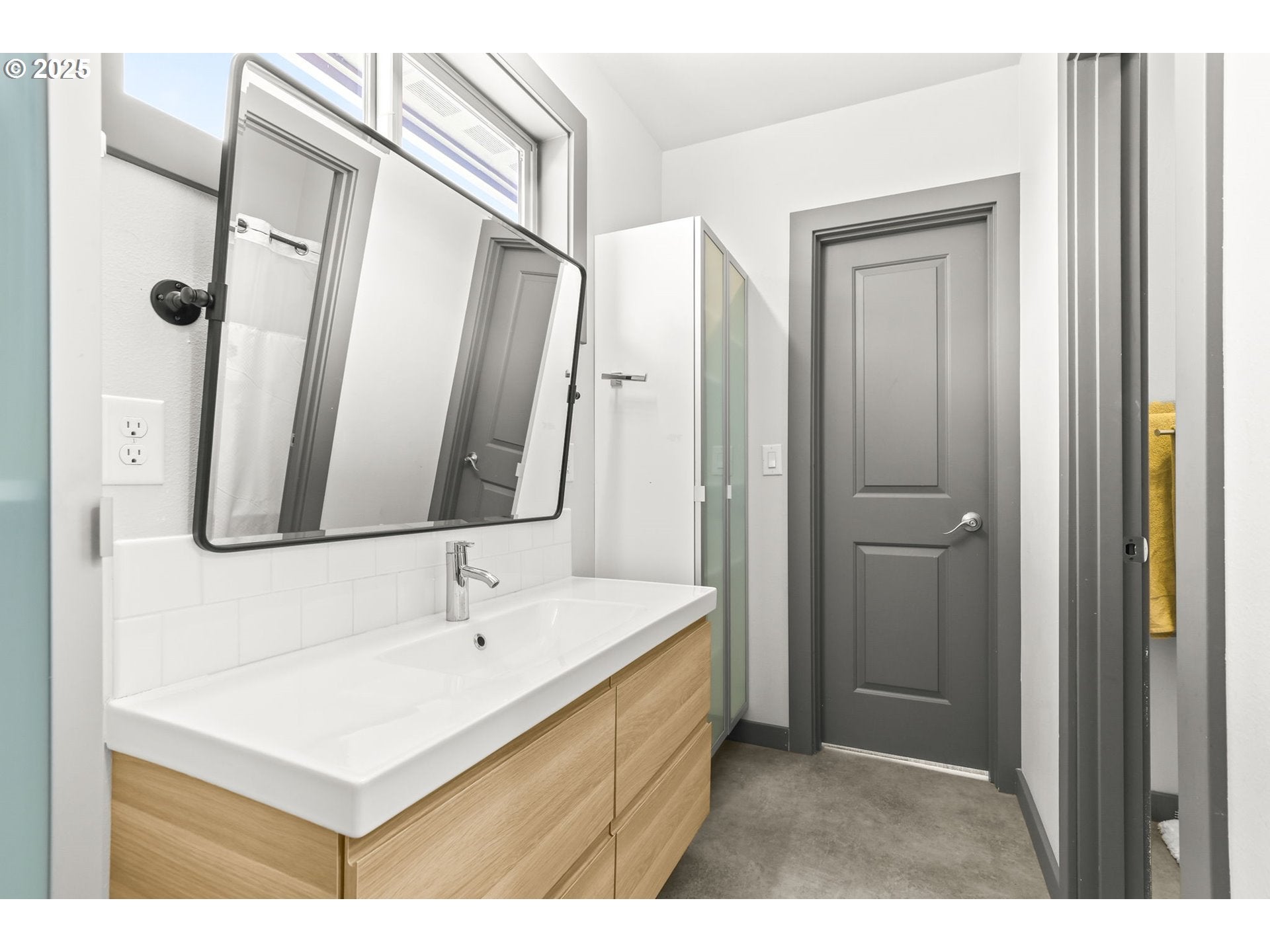 Troutdale, Oregon, 97060, United States, 4 Bedrooms Bedrooms, ,3 BathroomsBathrooms,Residential,Active,1898028