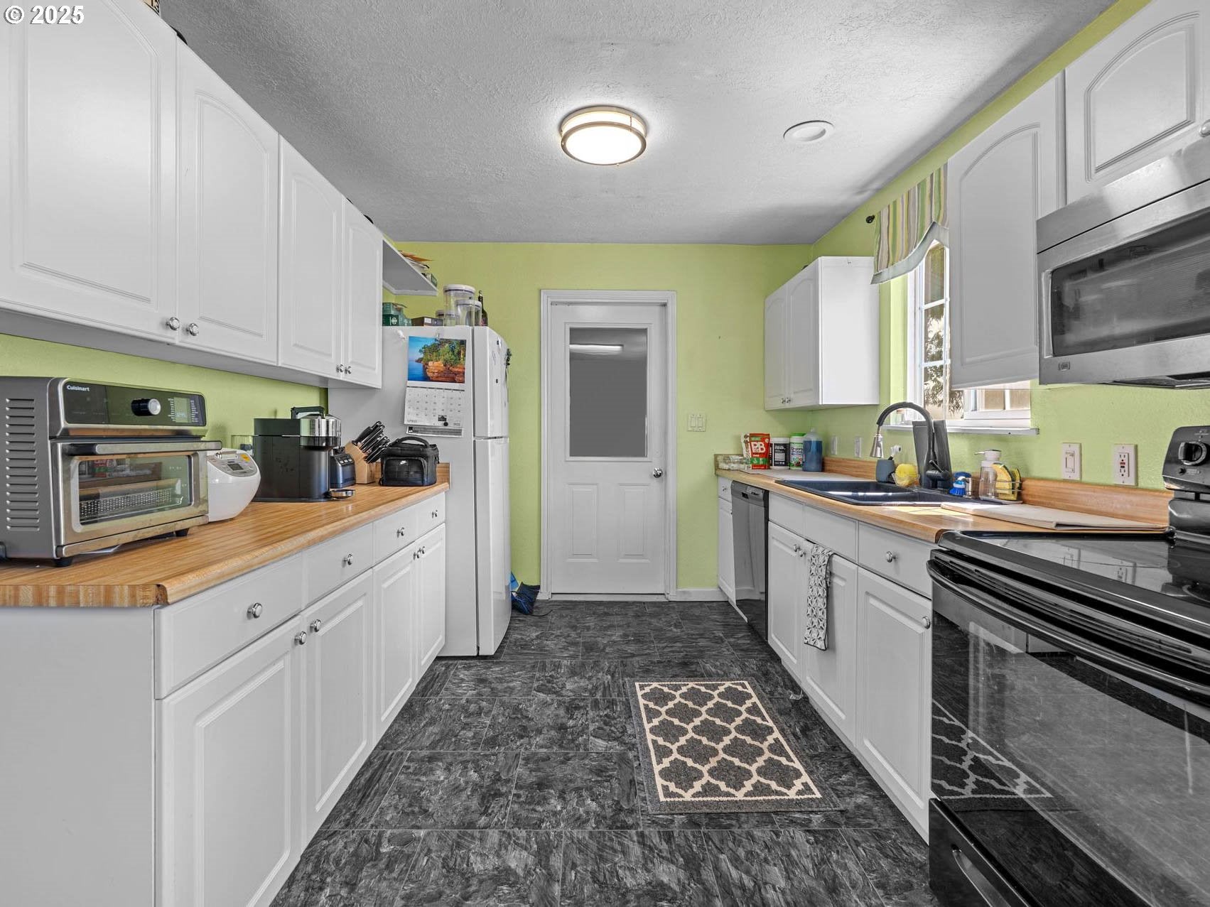 Hillsboro, Oregon, 97124, United States, 2 Bedrooms Bedrooms, ,1 BathroomBathrooms,Residential,Active,1899210