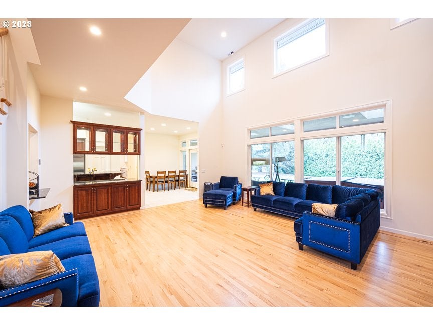 Eugene, Oregon, 97401, United States, 5 Bedrooms Bedrooms, ,5 BathroomsBathrooms,Residential,Active,1986881