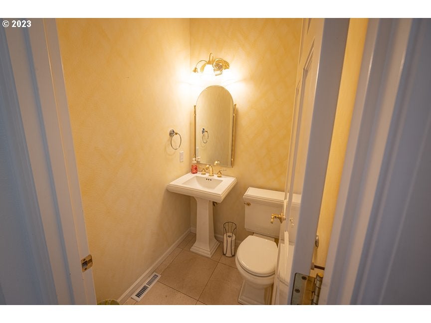 Eugene, Oregon, 97401, United States, 5 Bedrooms Bedrooms, ,5 BathroomsBathrooms,Residential,Active,1986881