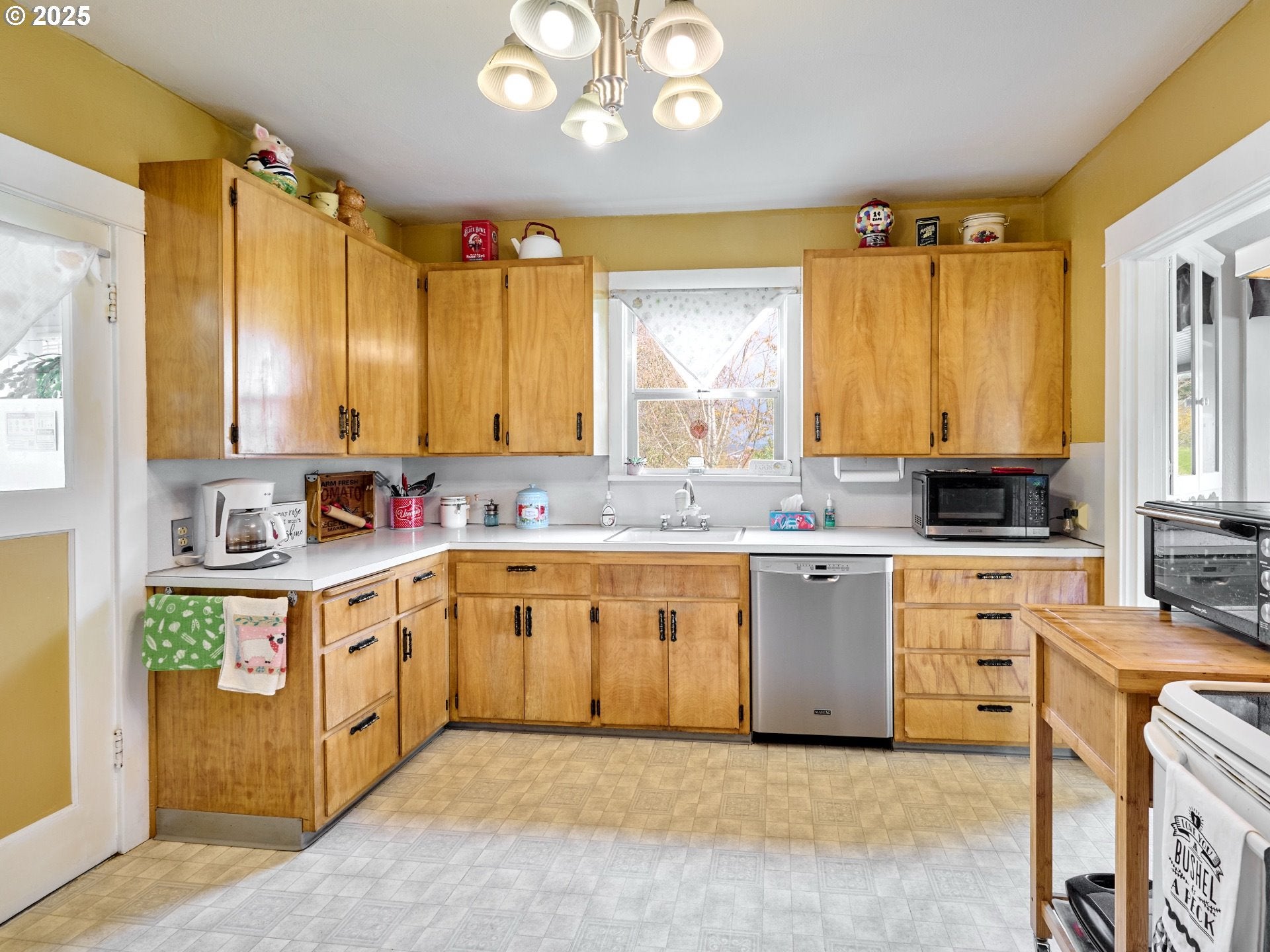 Molalla, Oregon, 97038, United States, 3 Bedrooms Bedrooms, ,2 BathroomsBathrooms,Residential,Active,1988718