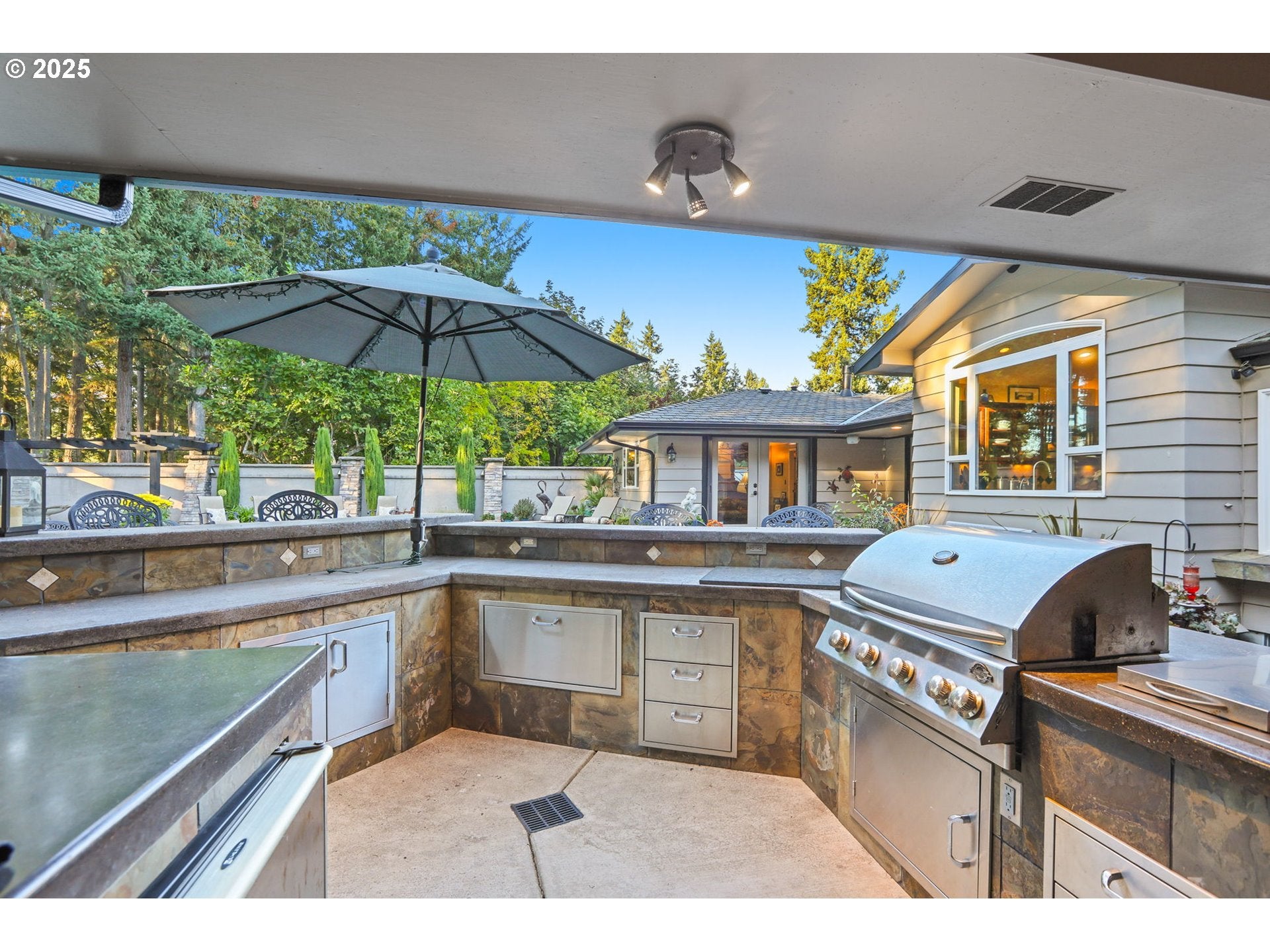 Eugene, Oregon, 97405, United States, 5 Bedrooms Bedrooms, ,4 BathroomsBathrooms,Residential,Active,1964513