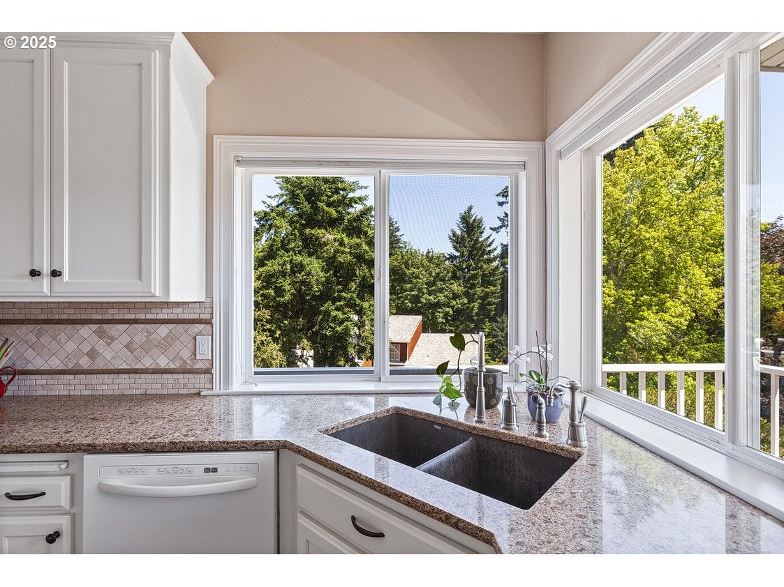 Lake Oswego, Oregon, 97034, United States, 3 Bedrooms Bedrooms, ,3 BathroomsBathrooms,Residential,Active,1862857