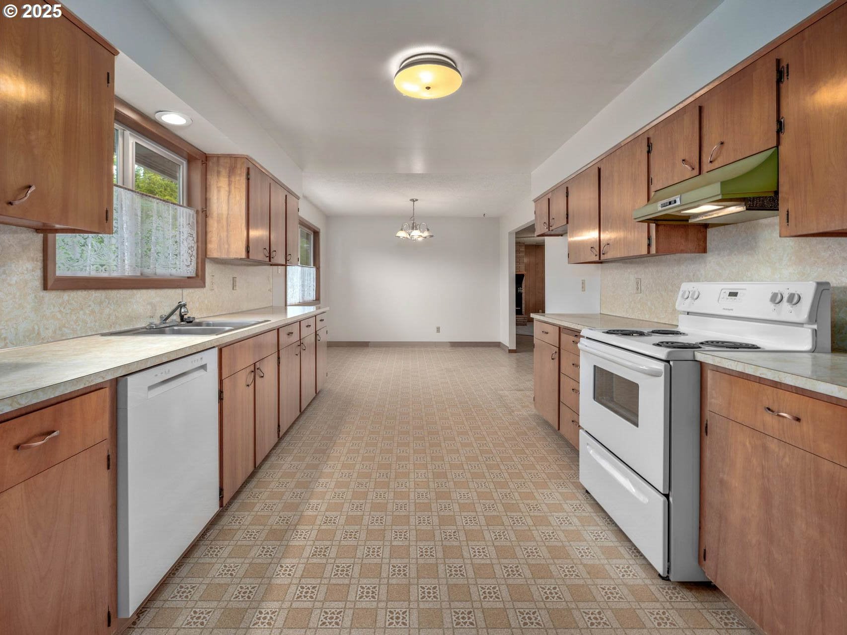 Hillsboro, Oregon, 97123, United States, 3 Bedrooms Bedrooms, ,2 BathroomsBathrooms,Residential,Active,1849541