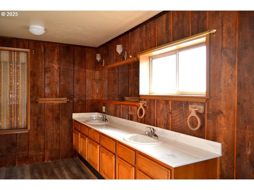 Grants Pass, Oregon, 97526, United States, 4 Bedrooms Bedrooms, ,2 BathroomsBathrooms,Residential,Active,1973321