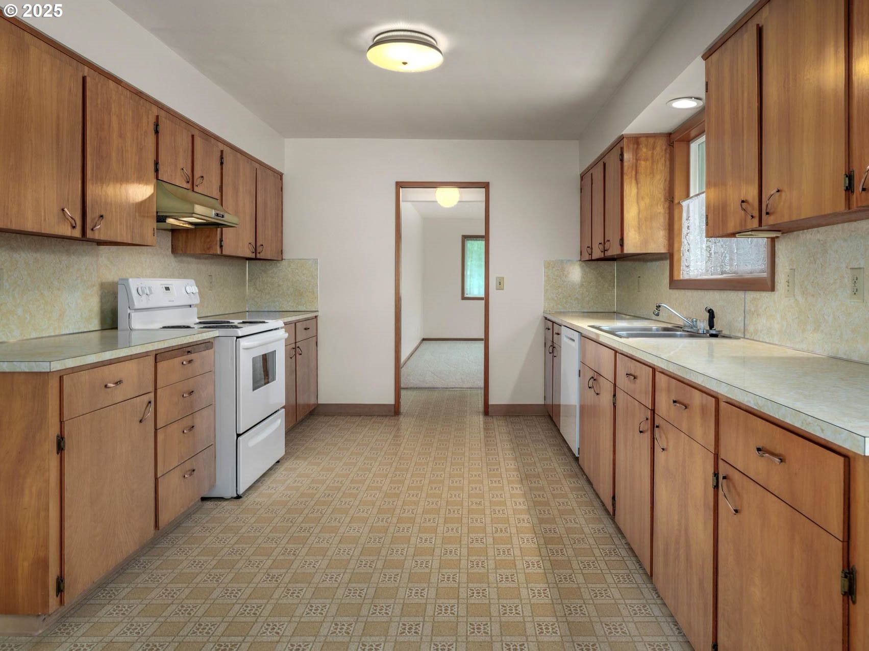 Hillsboro, Oregon, 97123, United States, 3 Bedrooms Bedrooms, ,2 BathroomsBathrooms,Residential,Active,1849541
