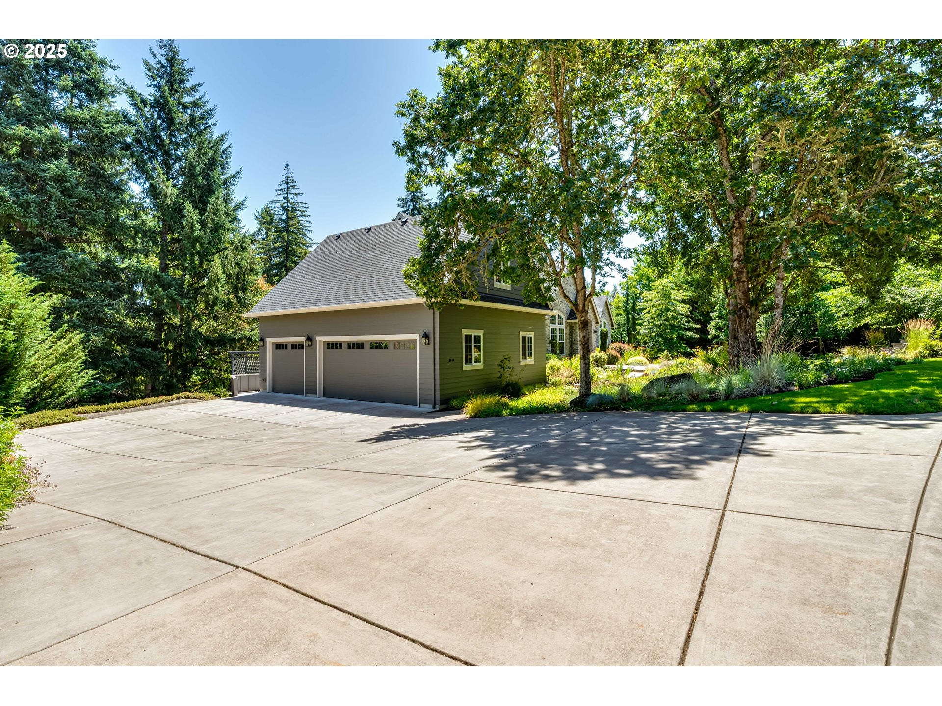 Eugene, Oregon, 97405, United States, ,5 BathroomsBathrooms,Residential,Active,1899898