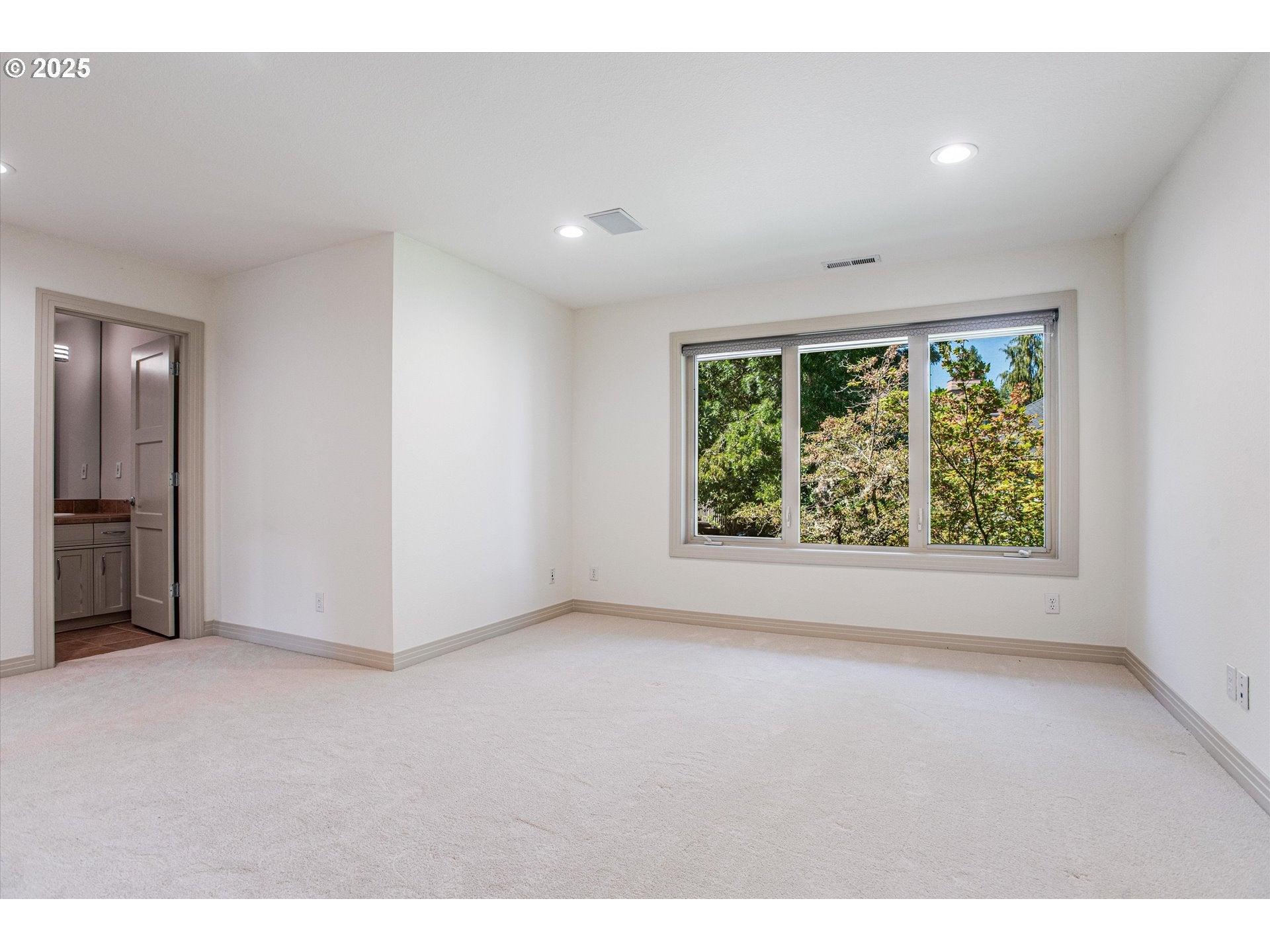 Lake Oswego, Oregon, 97034, United States, 4 Bedrooms Bedrooms, ,5 BathroomsBathrooms,Residential,Active,1914922