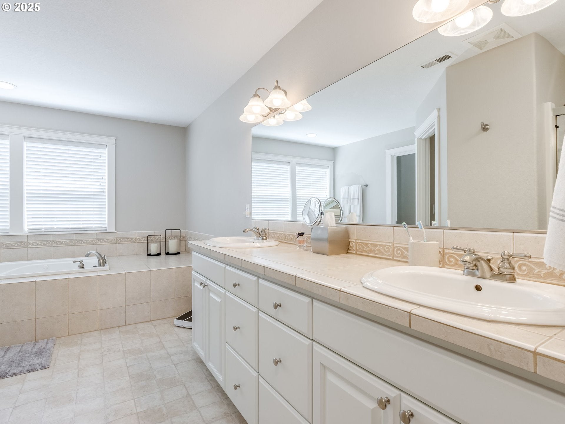 Oregon City, Oregon, 97045, United States, 4 Bedrooms Bedrooms, ,3 BathroomsBathrooms,Residential,Active,1886829