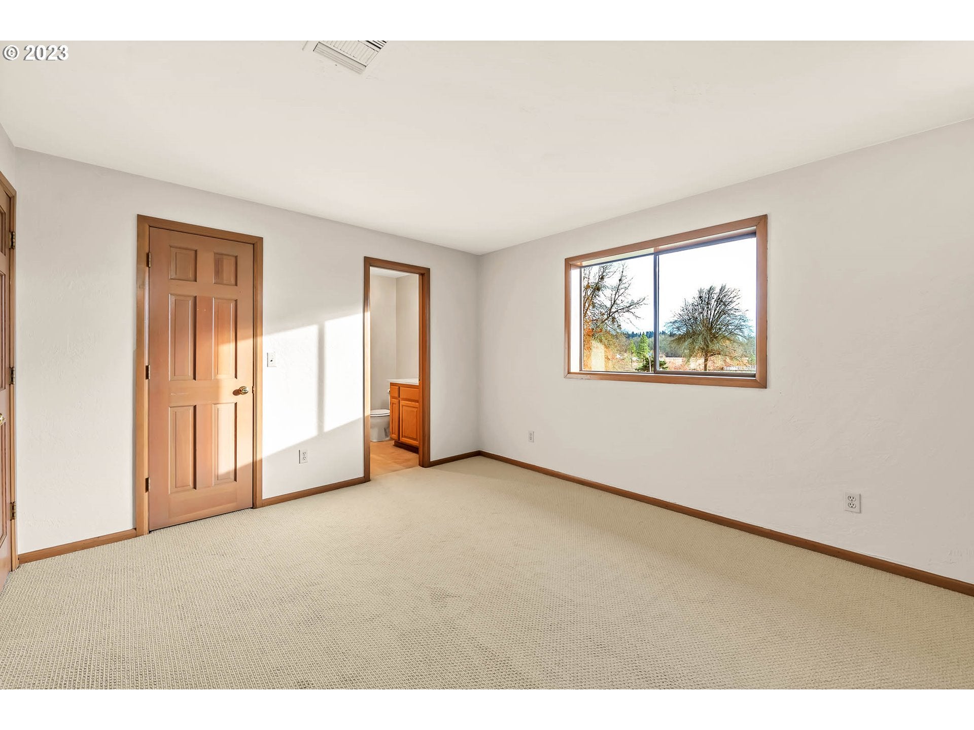 Eugene, Oregon, 97402, United States, 3 Bedrooms Bedrooms, ,3 BathroomsBathrooms,Residential,Active,1900212