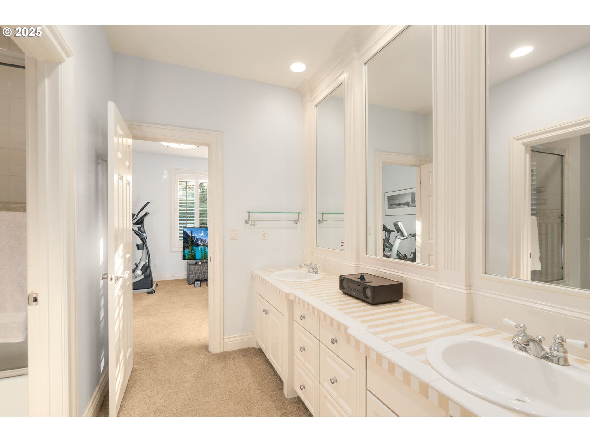 Portland, Oregon, 97229, United States, 5 Bedrooms Bedrooms, ,6 BathroomsBathrooms,Residential,Active,1894169