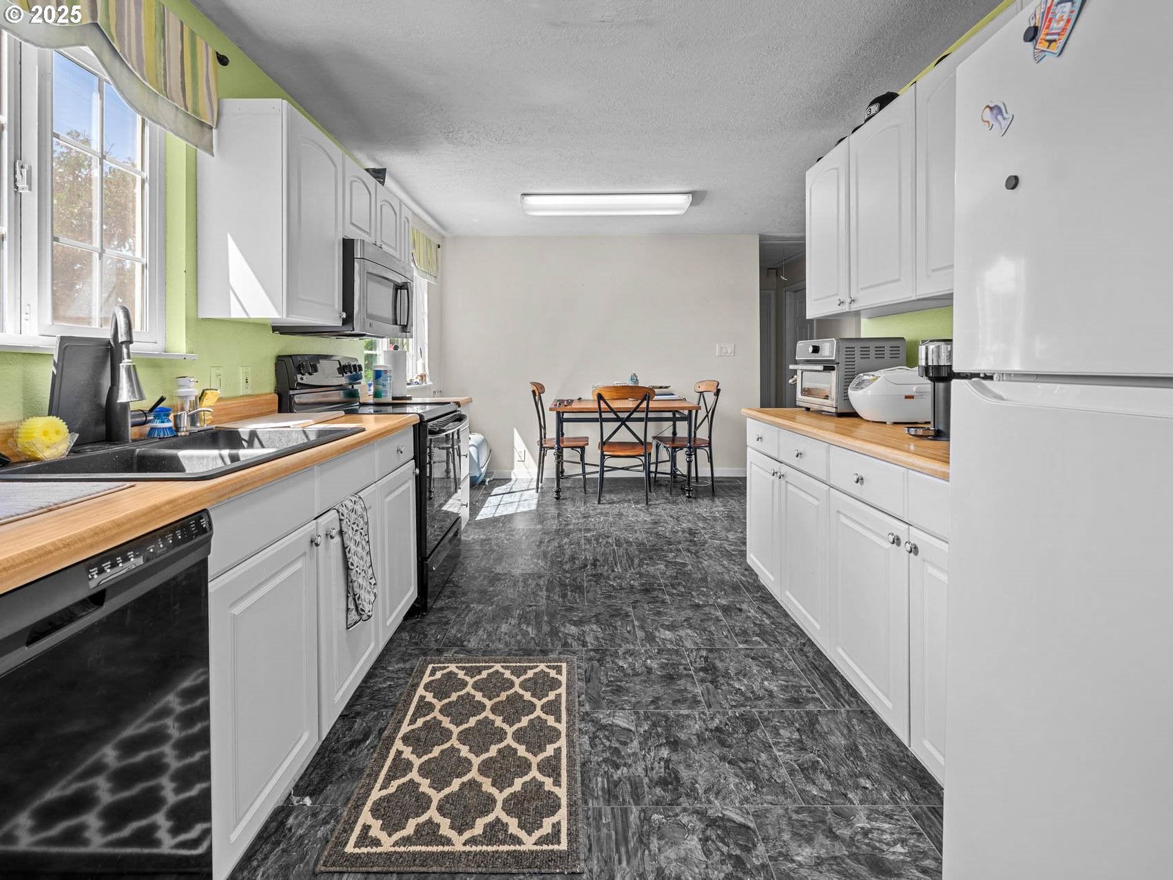 Hillsboro, Oregon, 97124, United States, 2 Bedrooms Bedrooms, ,1 BathroomBathrooms,Residential,Active,1899210