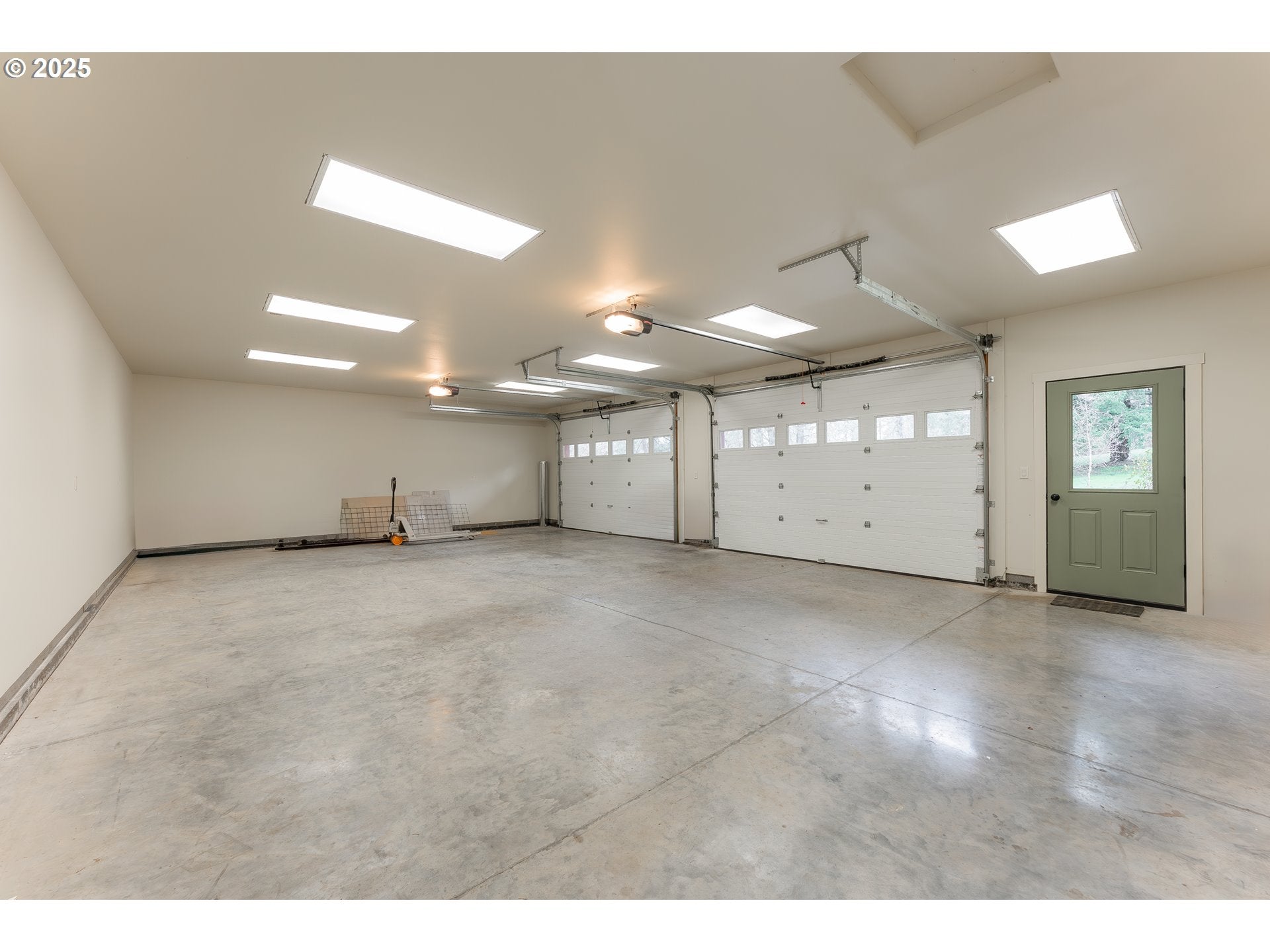 Roseburg, Oregon, 97471, United States, 3 Bedrooms Bedrooms, ,4 BathroomsBathrooms,Residential,Active,1941136