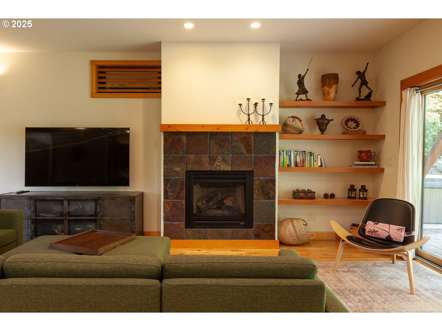 Hood River, Oregon, 97031, United States, 3 Bedrooms Bedrooms, ,3 BathroomsBathrooms,Residential,Active,1927664