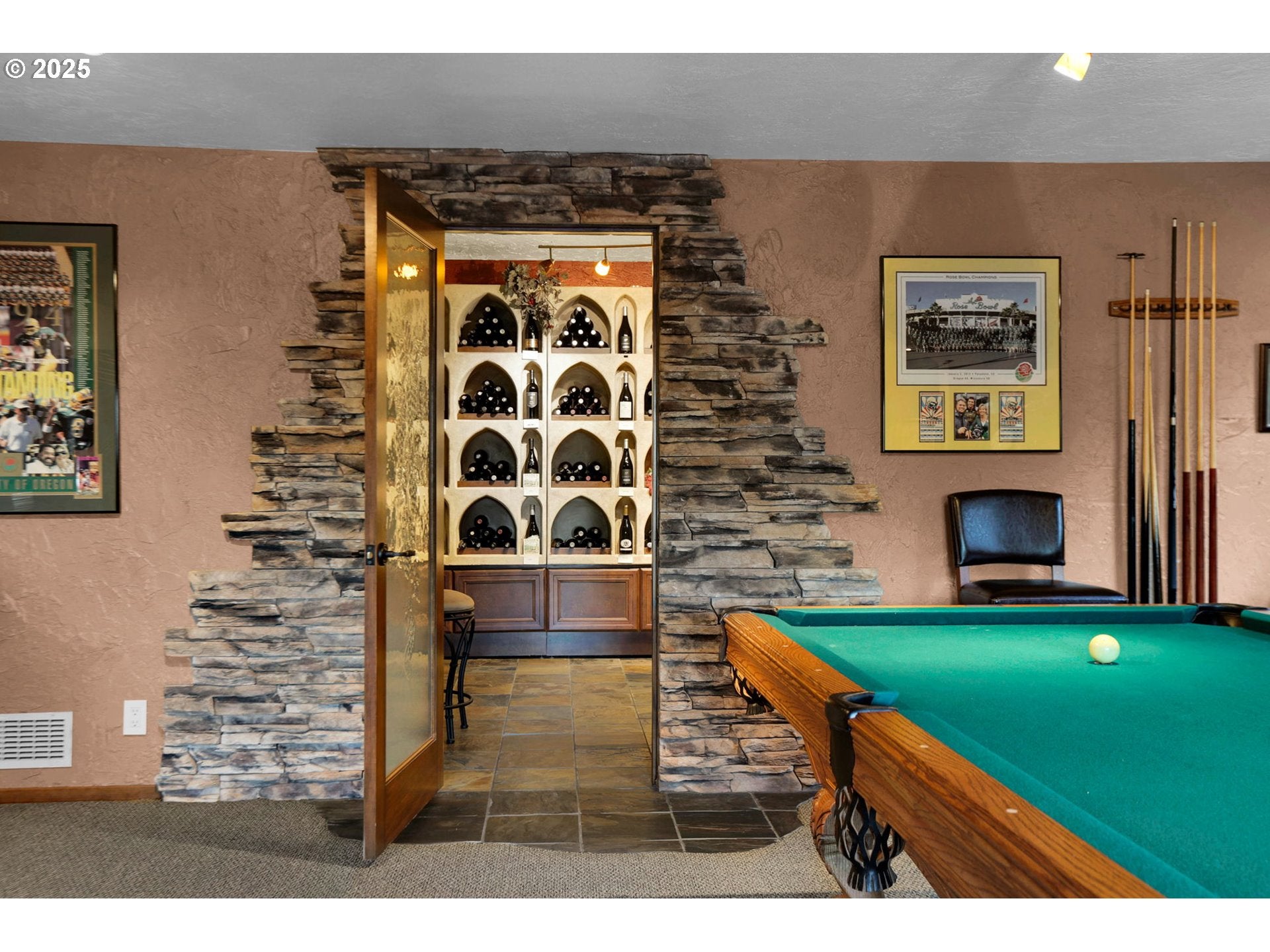 Eugene, Oregon, 97405, United States, 5 Bedrooms Bedrooms, ,4 BathroomsBathrooms,Residential,Active,1964513