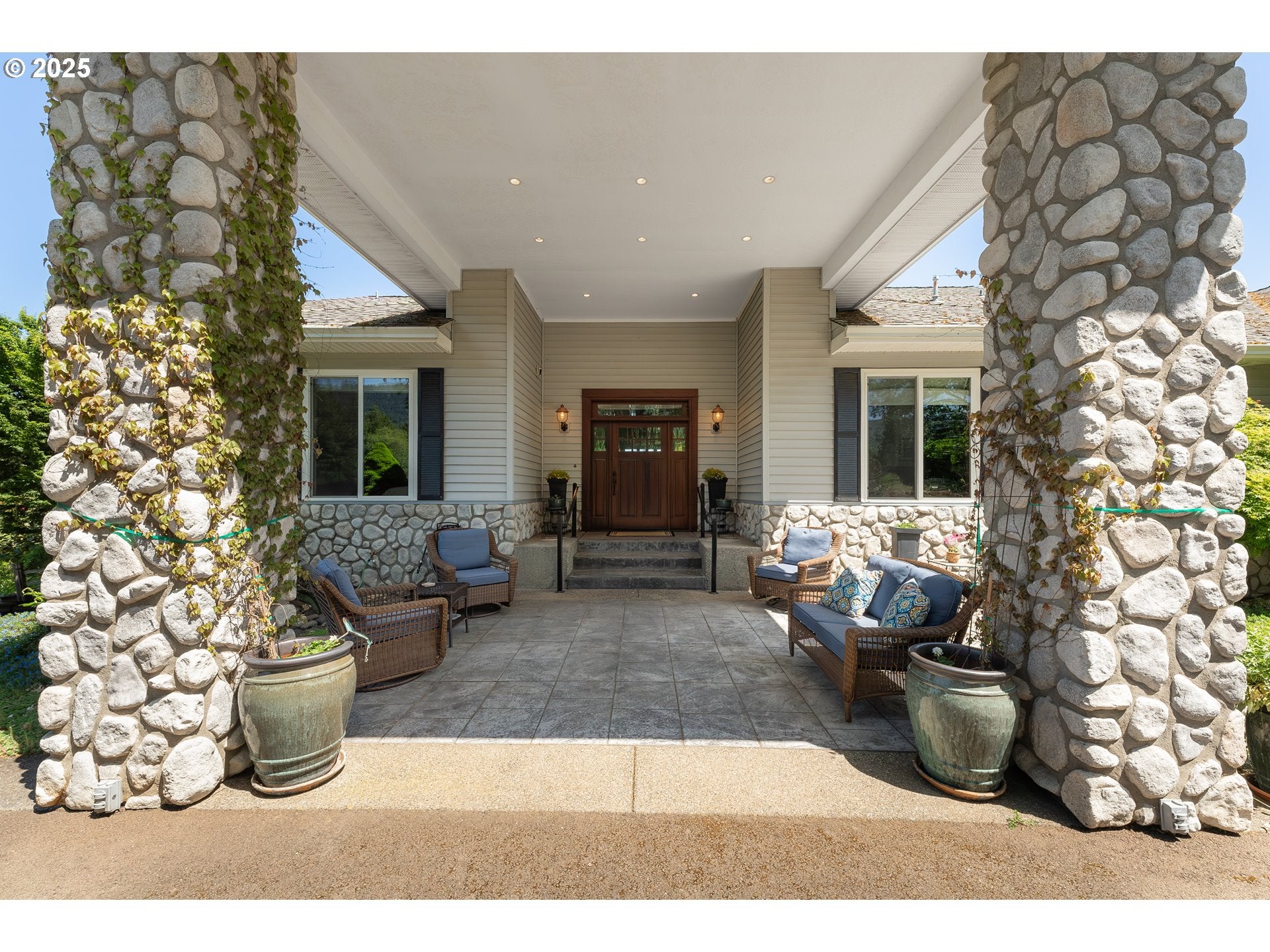 Roseburg, Oregon, 97471, United States, 4 Bedrooms Bedrooms, ,4 BathroomsBathrooms,Residential,Active,1800177