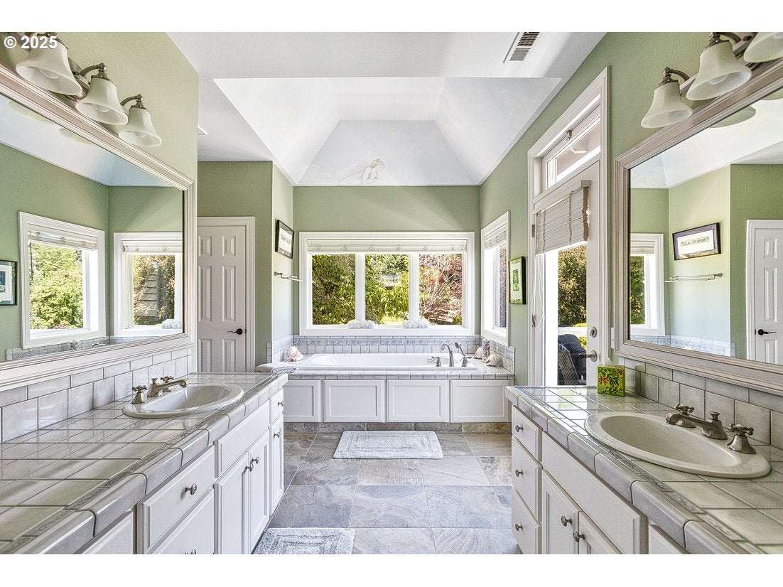 Lake Oswego, Oregon, 97034, United States, 3 Bedrooms Bedrooms, ,3 BathroomsBathrooms,Residential,Active,1862857