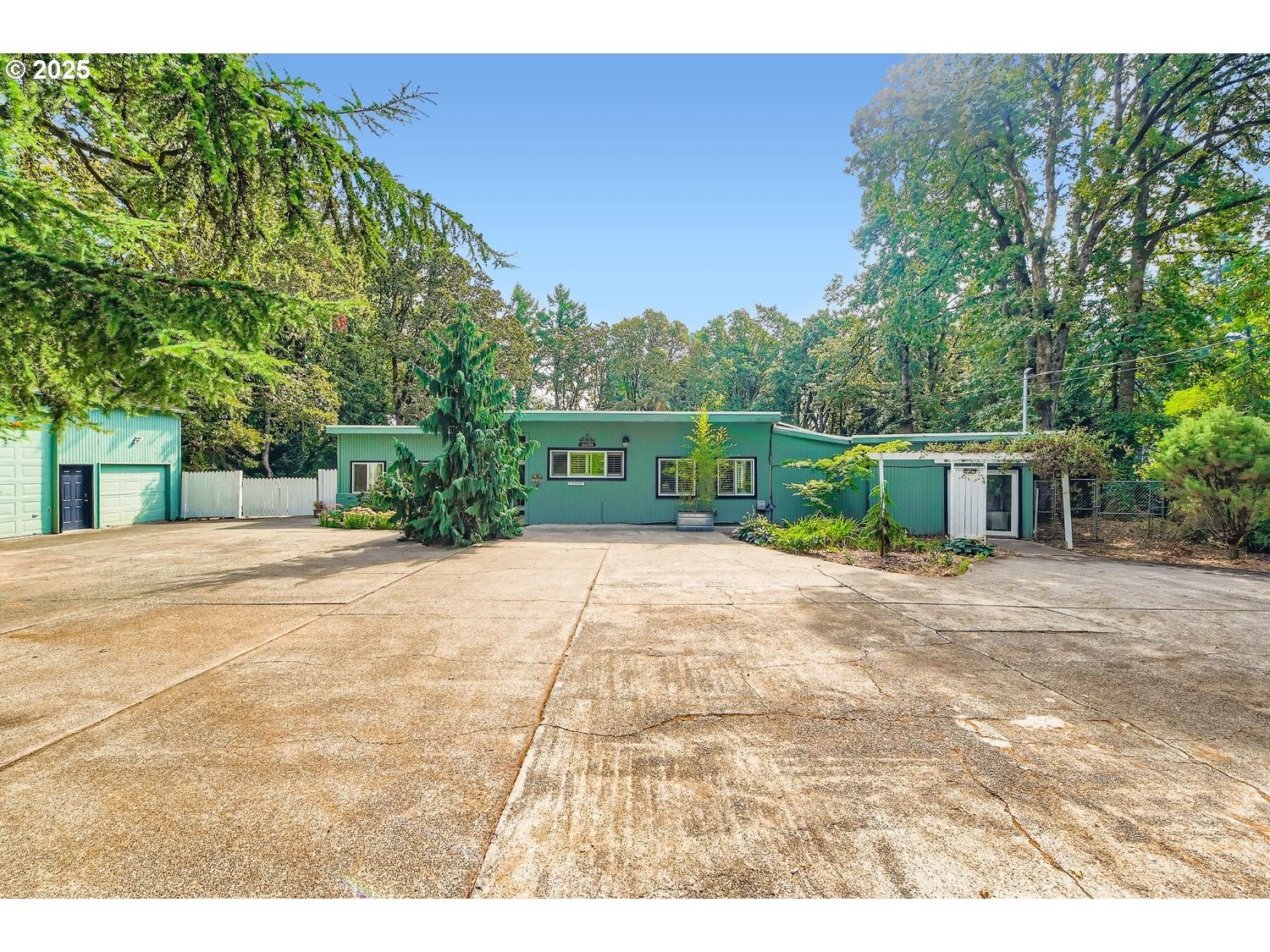 Milwaukie, Oregon, 97267, United States, 6 Bedrooms Bedrooms, ,4 BathroomsBathrooms,Residential,Active,1943802