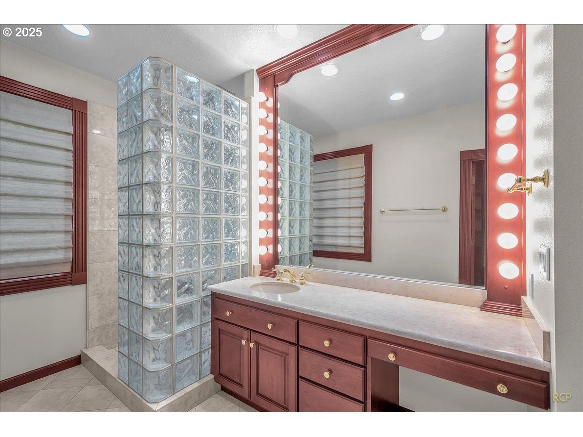 Rainier, Oregon, 97048, United States, 4 Bedrooms Bedrooms, ,5 BathroomsBathrooms,Residential,Active,1936128