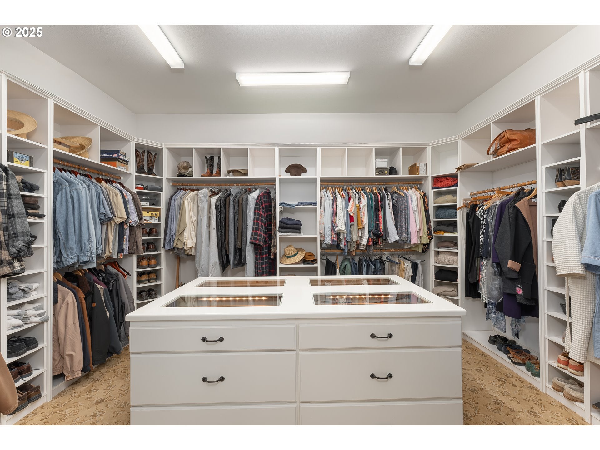 Roseburg, Oregon, 97471, United States, 4 Bedrooms Bedrooms, ,4 BathroomsBathrooms,Residential,Active,1800177