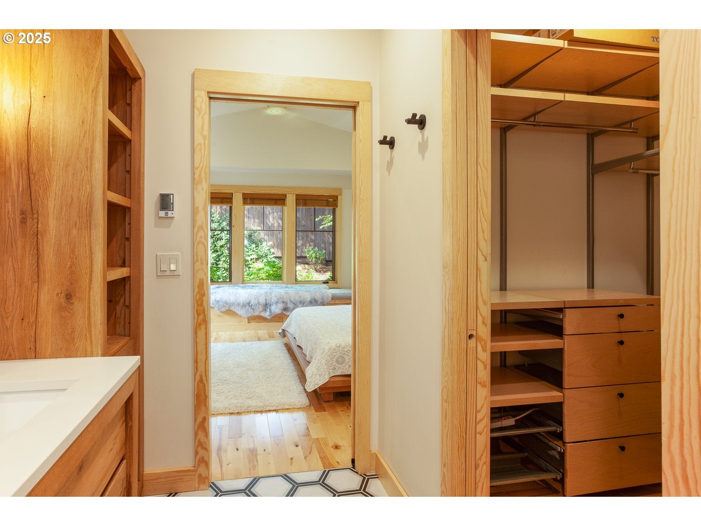 Hood River, Oregon, 97031, United States, 3 Bedrooms Bedrooms, ,3 BathroomsBathrooms,Residential,Active,1927664