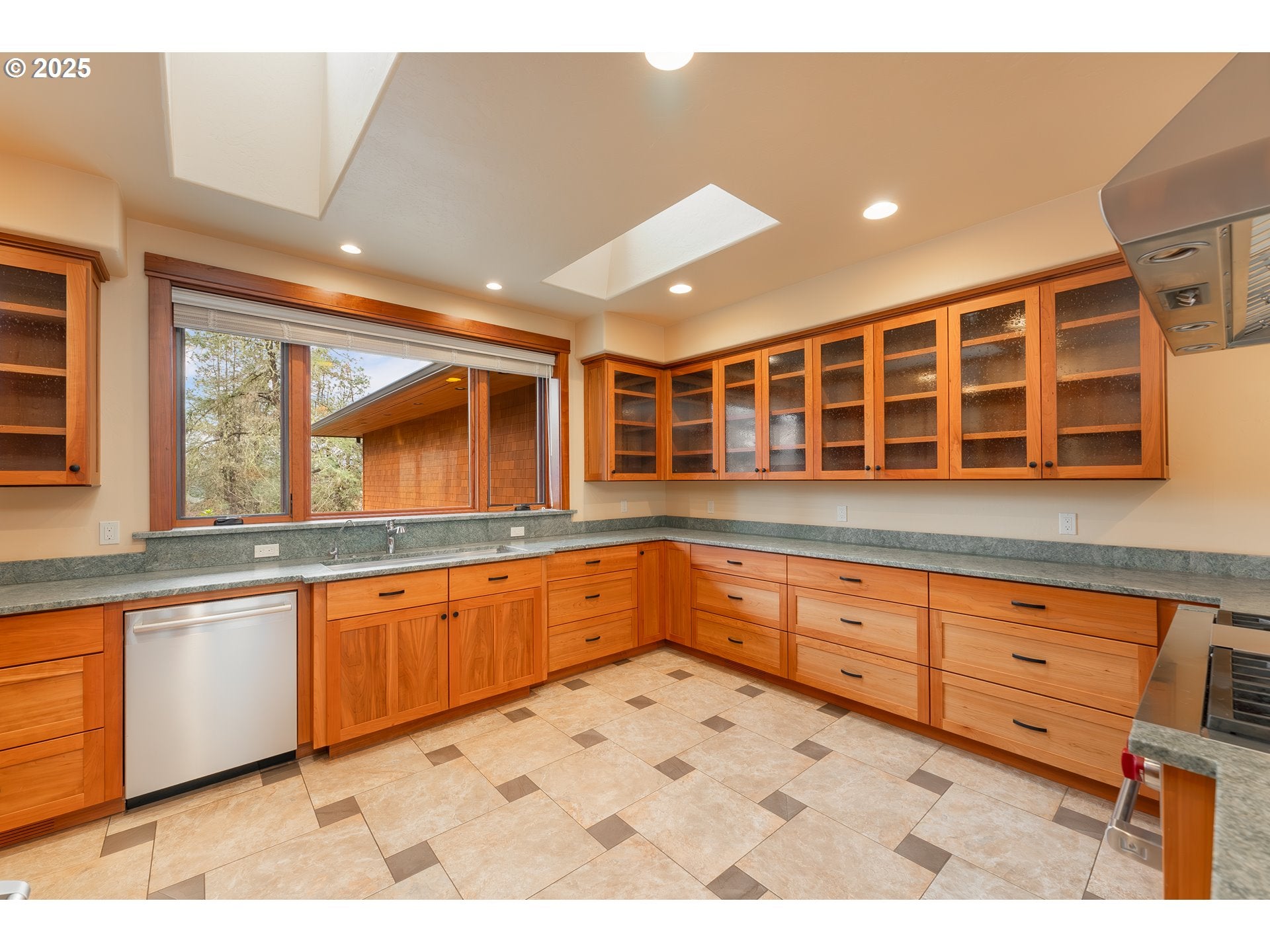 Roseburg, Oregon, 97471, United States, 3 Bedrooms Bedrooms, ,4 BathroomsBathrooms,Residential,Active,1941136